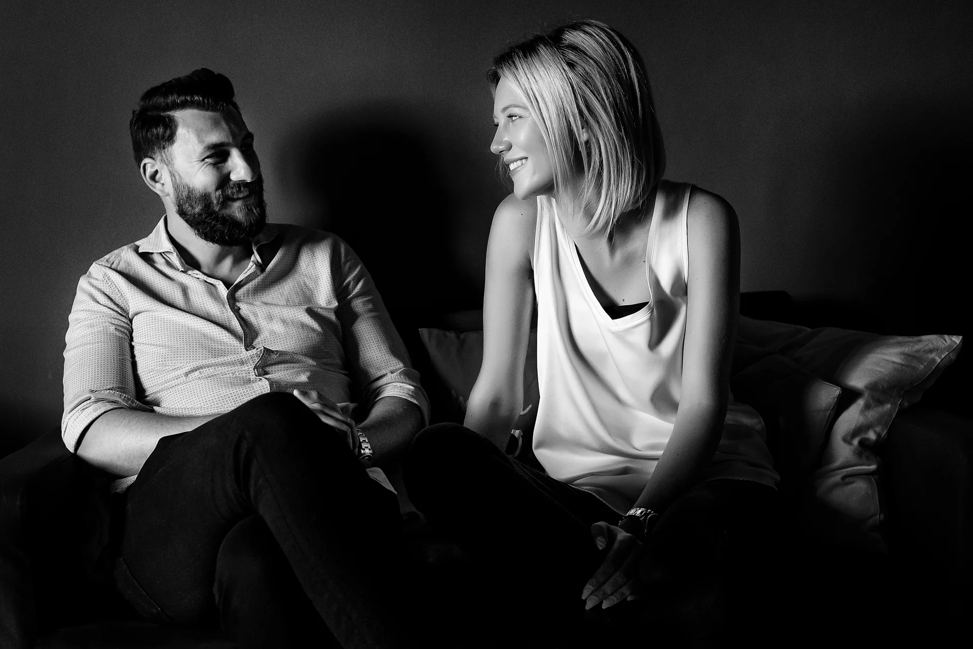 Andra & Andrei — nunta grand hotel italia cluj cuplu canapea privire calma prima intalnire bw intim — fotograf nuntă