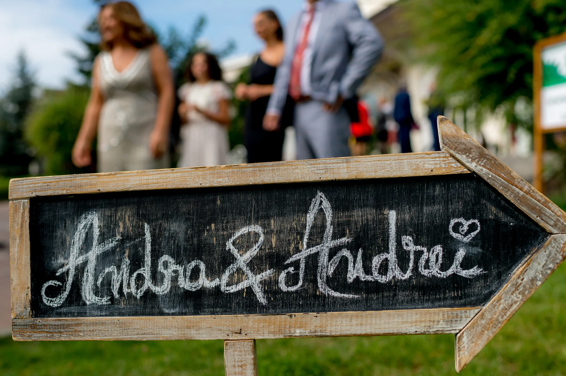 Andra & Andrei — nunta grand hotel italia cluj civila indicator panou cretat detaliu — fotograf nuntă