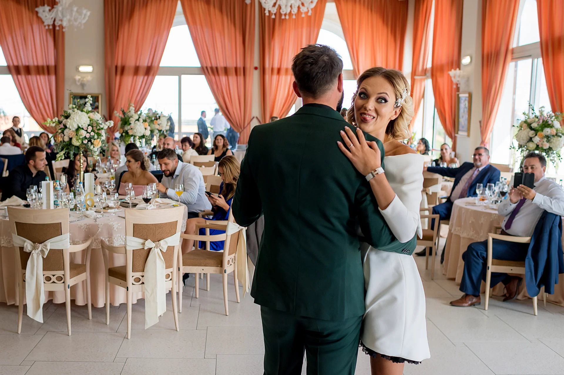Andra & Andrei — nunta grand hotel italia cluj civila imbratisare prieteni felicitari emotie — fotograf nuntă