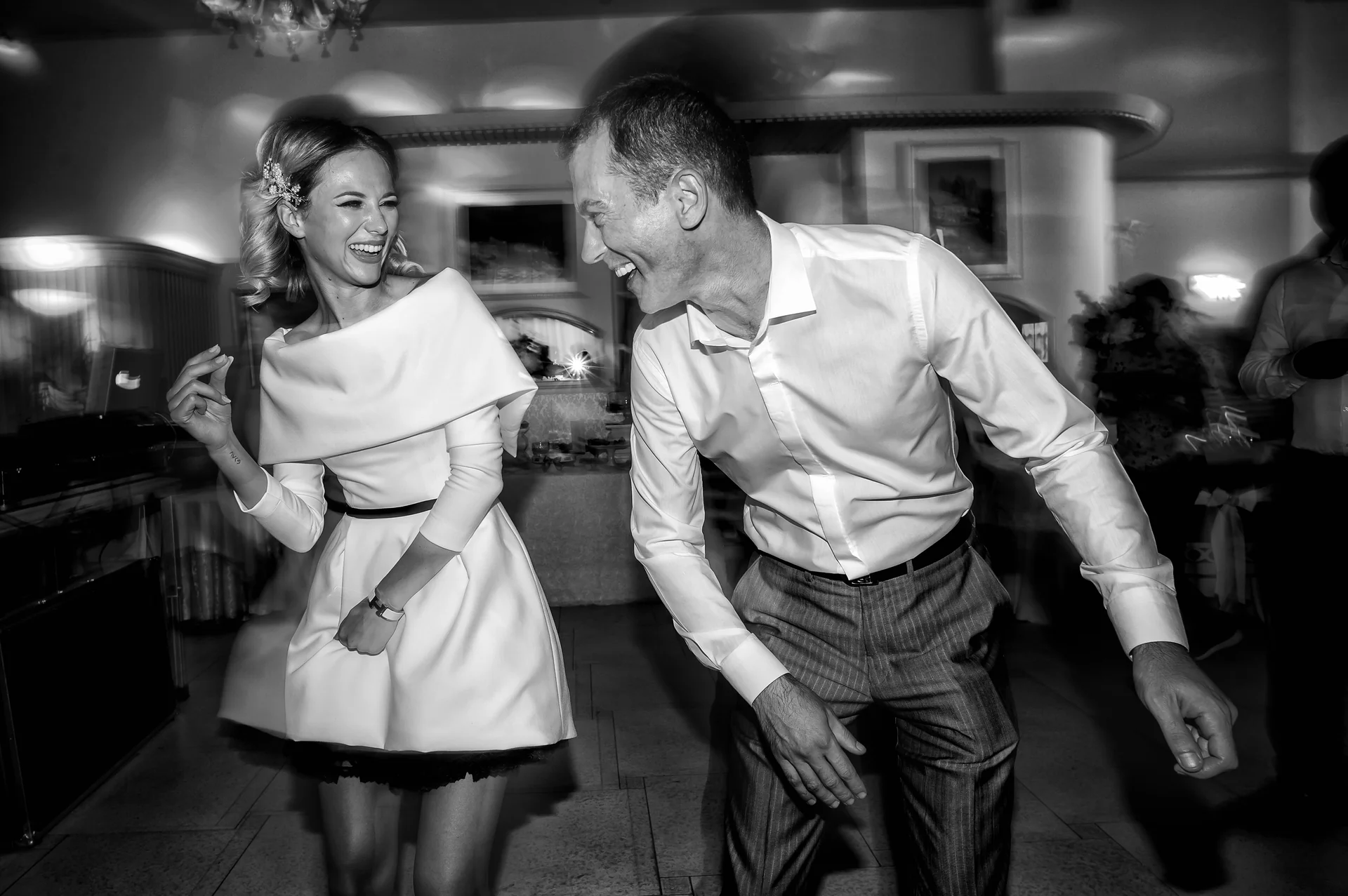 Andra & Andrei — nunta grand hotel italia cluj civila miri dans ras spontan petrecere bw — fotograf nuntă