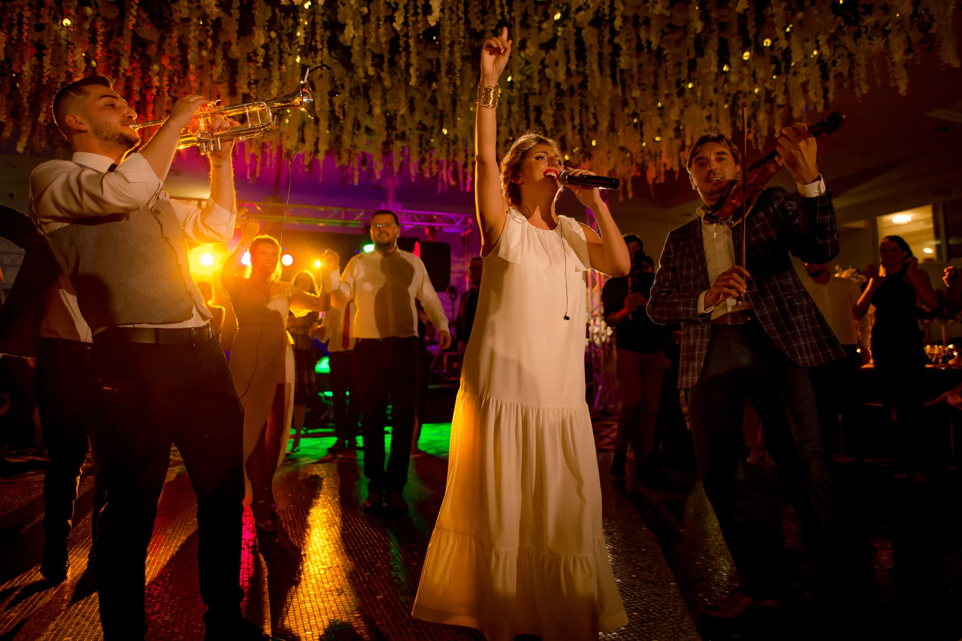 Andra & Andrei — nunta grand hotel italia cluj detaliu decor masa flori invitatii nunta — fotograf nuntă