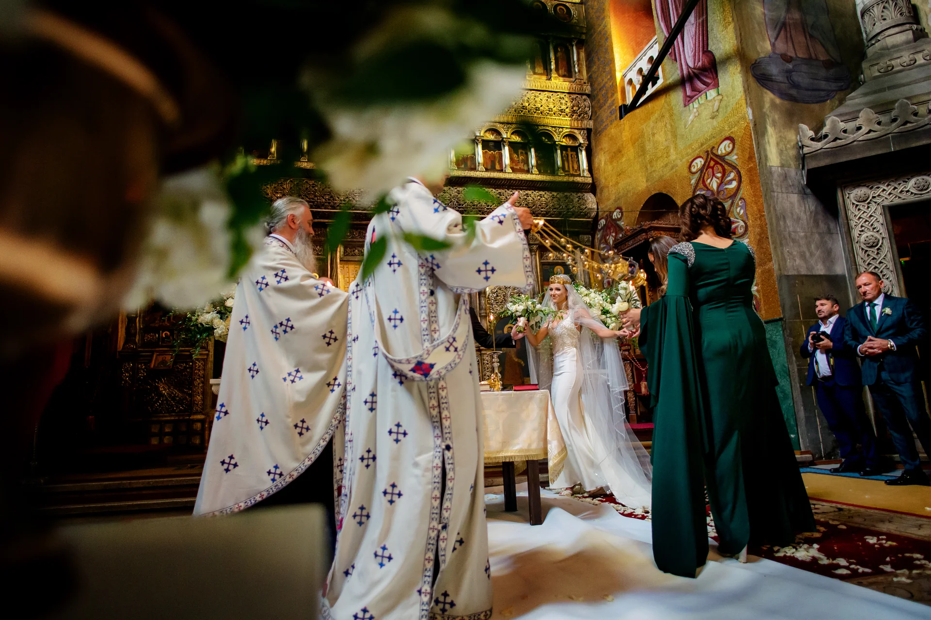Andra & Andrei — nunta grand hotel italia cluj miri coroane aurii ortodoxe moment sacru — fotograf nuntă