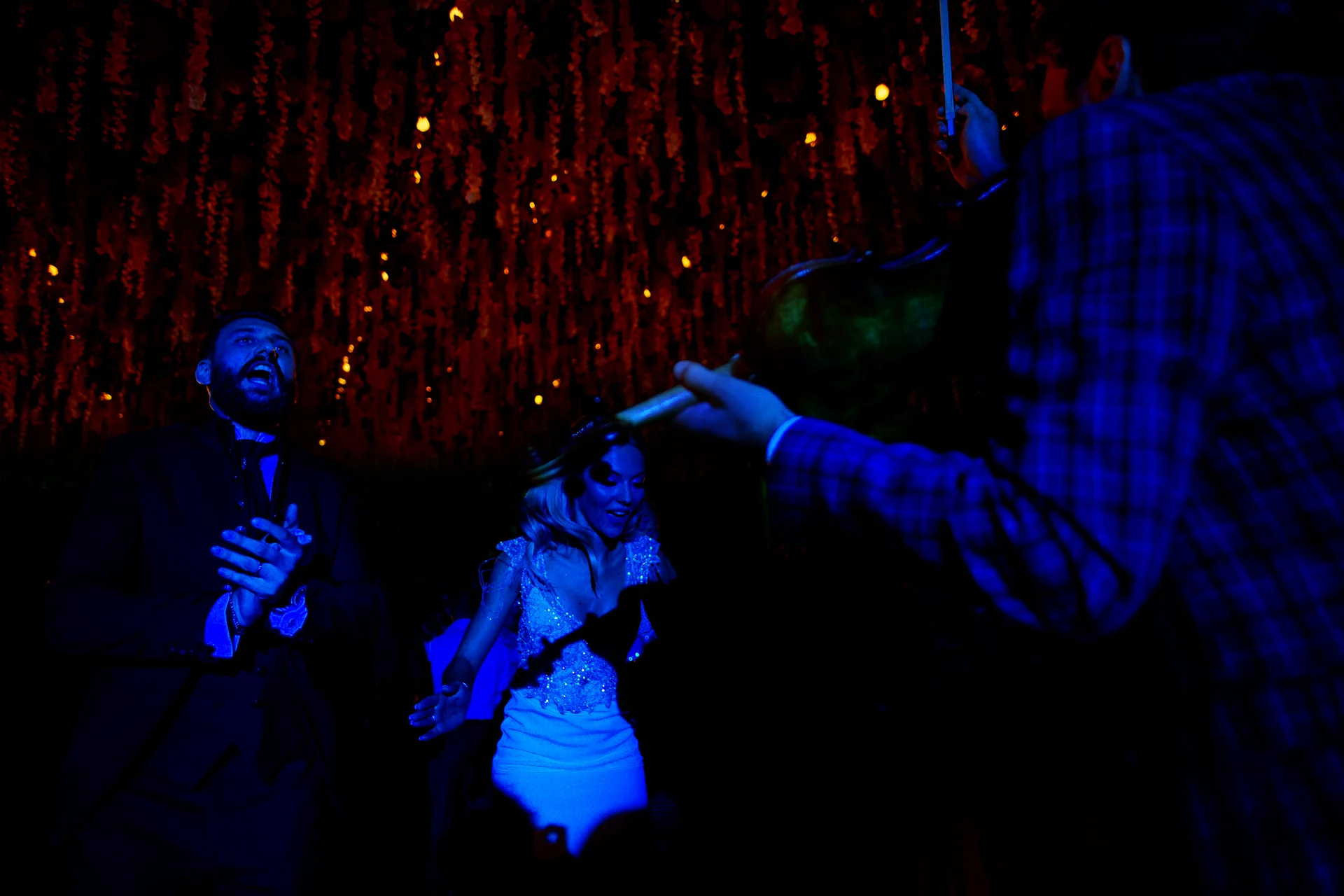 Andra & Andrei — nunta grand hotel italia cluj miri dans invitati lumini albastre atmosfera intima — fotograf nuntă