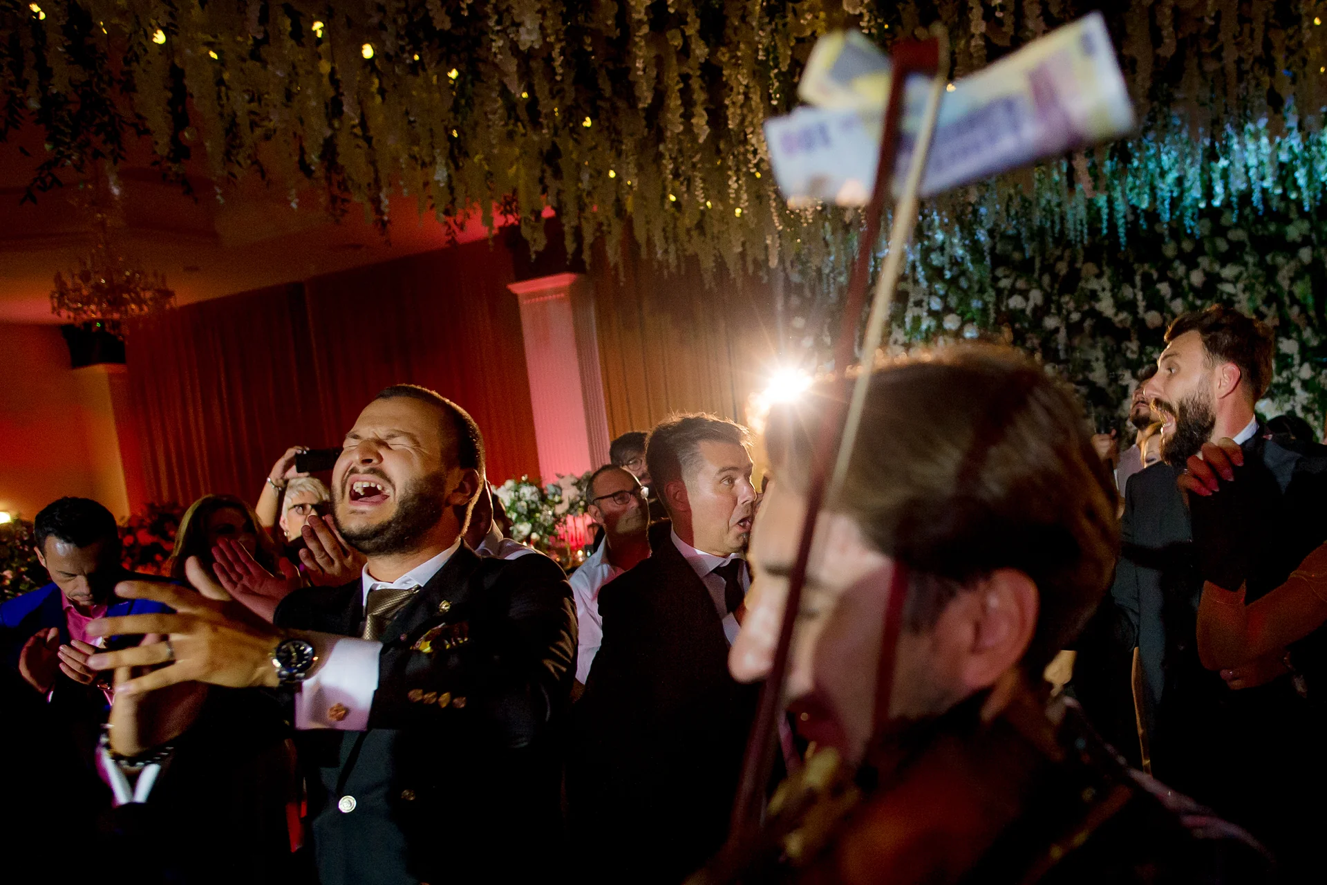 Andra & Andrei — nunta grand hotel italia cluj miri intrare sala confetti aplauze energie — fotograf nuntă