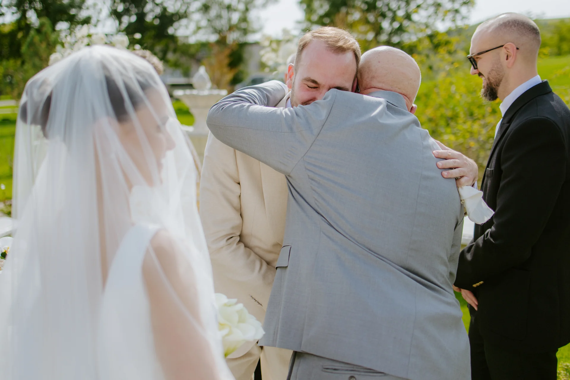 Andra & Mihai — nunta wild hills jucu cluj tata mire imbratisare emotie ceremonie — fotograf nuntă