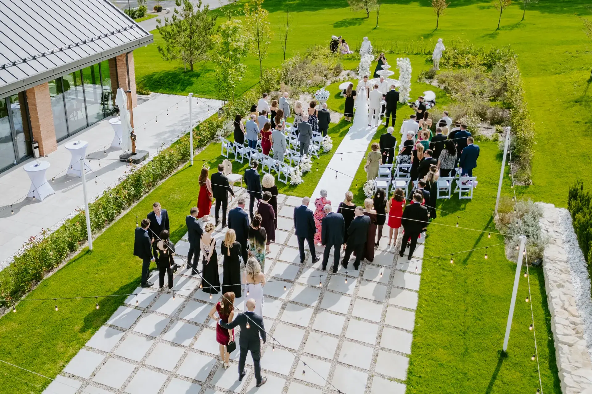 Ceremonie de nuntă aeriană la Wild Hills Jucu Cluj — peisaj cu invitați și dealuri