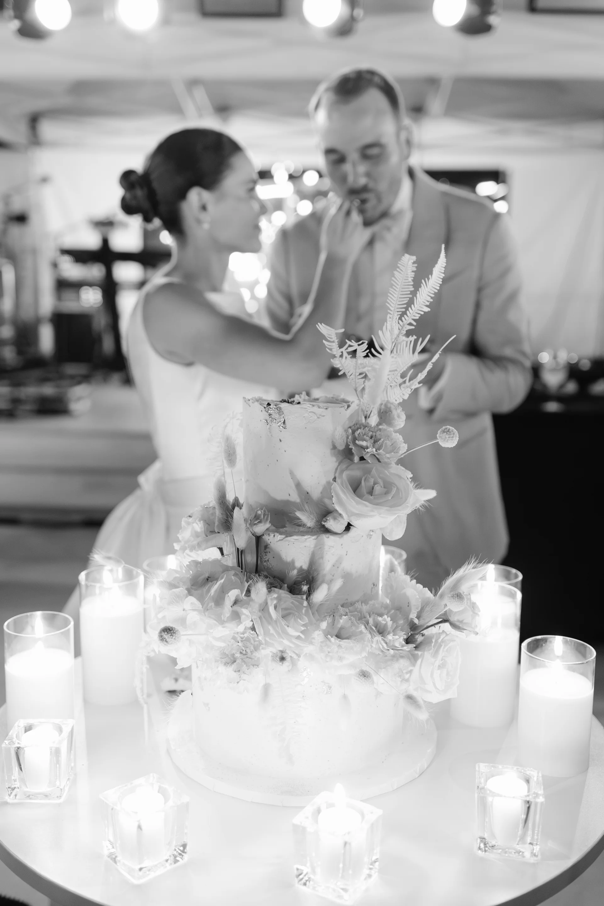 Andra & Mihai — nunta wild hills jucu cluj taierea tort lumanari atmosfera bw eleganta — fotograf nuntă