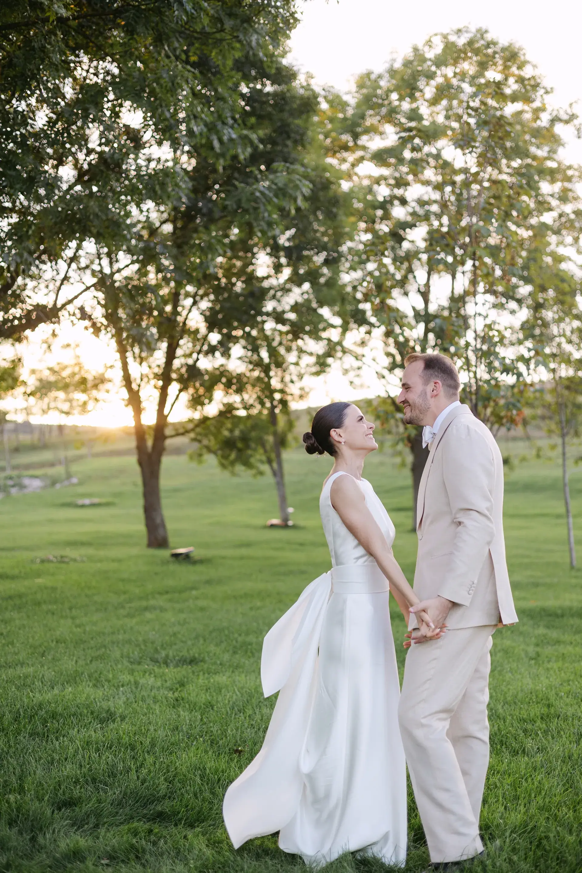 Andra & Mihai — cuplu sarut sunflare editorial — fotograf nuntă