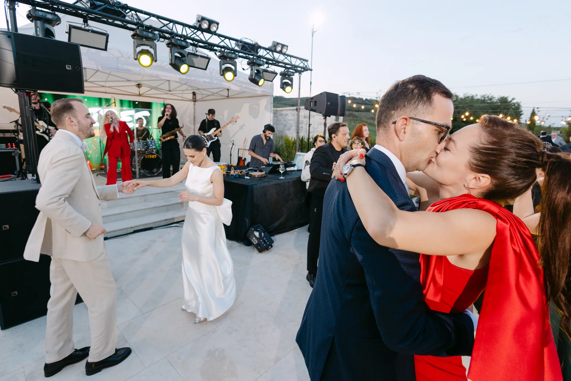 Andra & Mihai — cuplu party imbratisare dusk close — fotograf nuntă