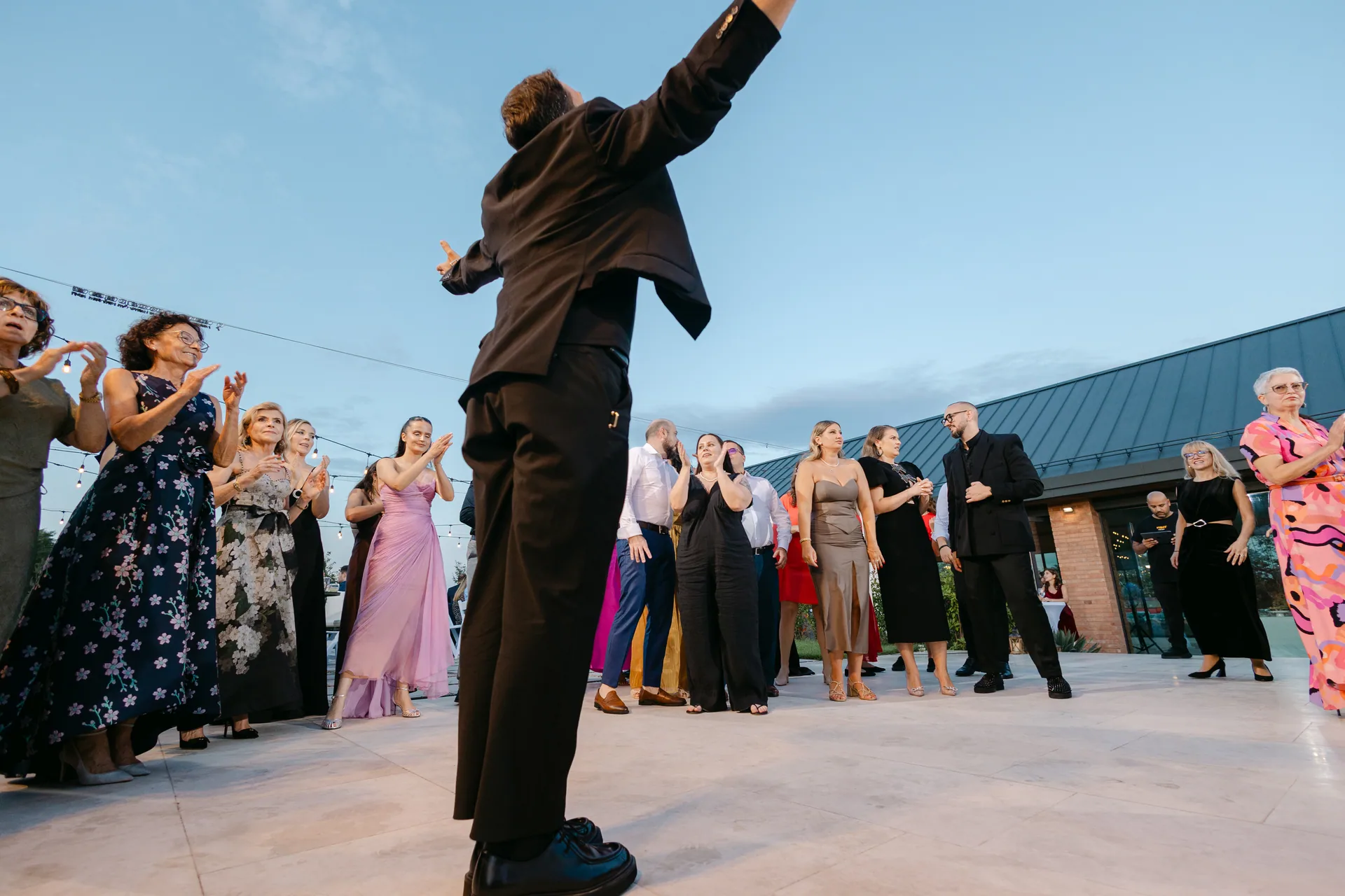 Andra & Mihai — mireasa bratele sus bucurie party — fotograf nuntă