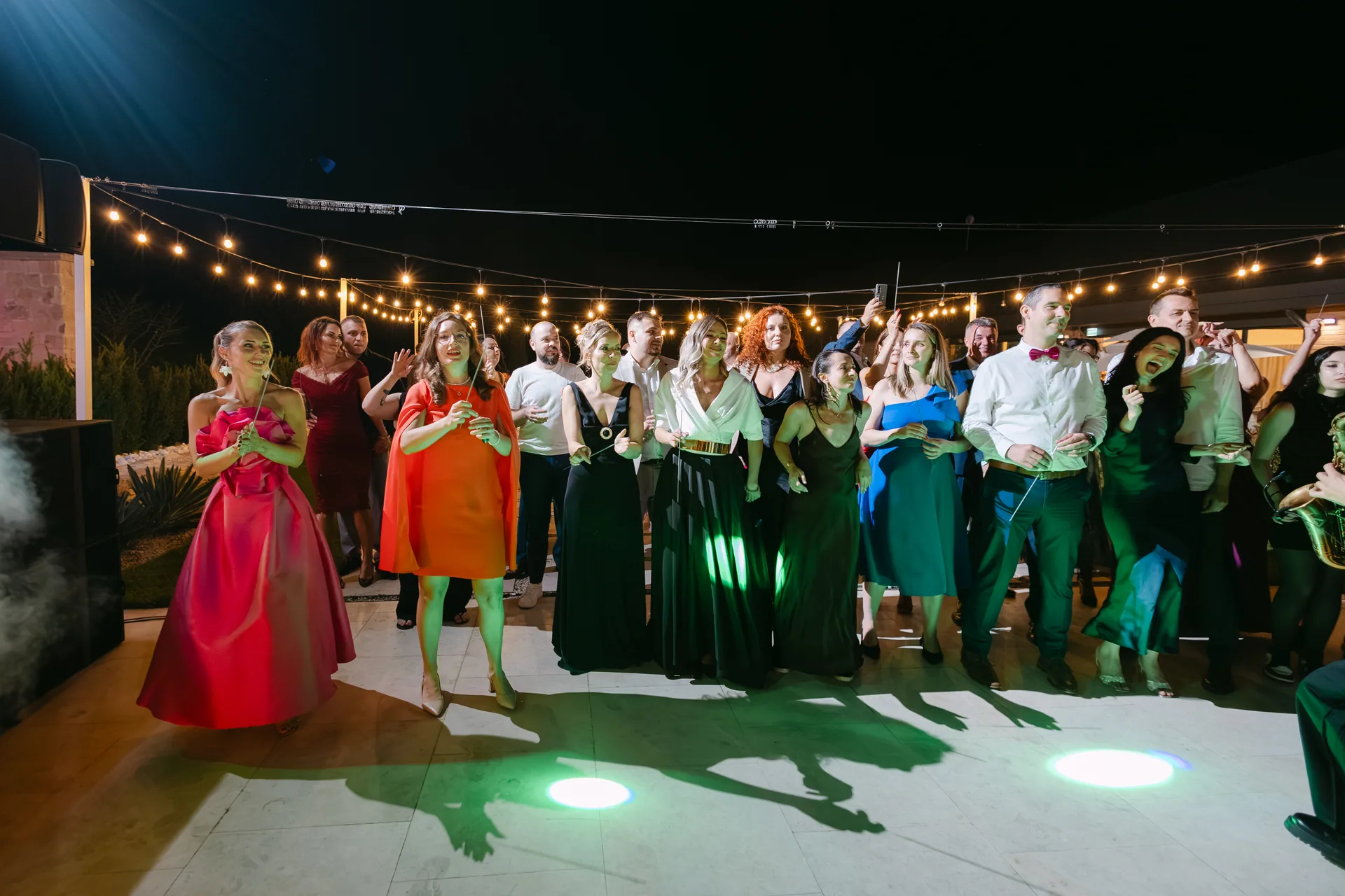 Andra & Mihai — dance floor crowd wide party — fotograf nuntă