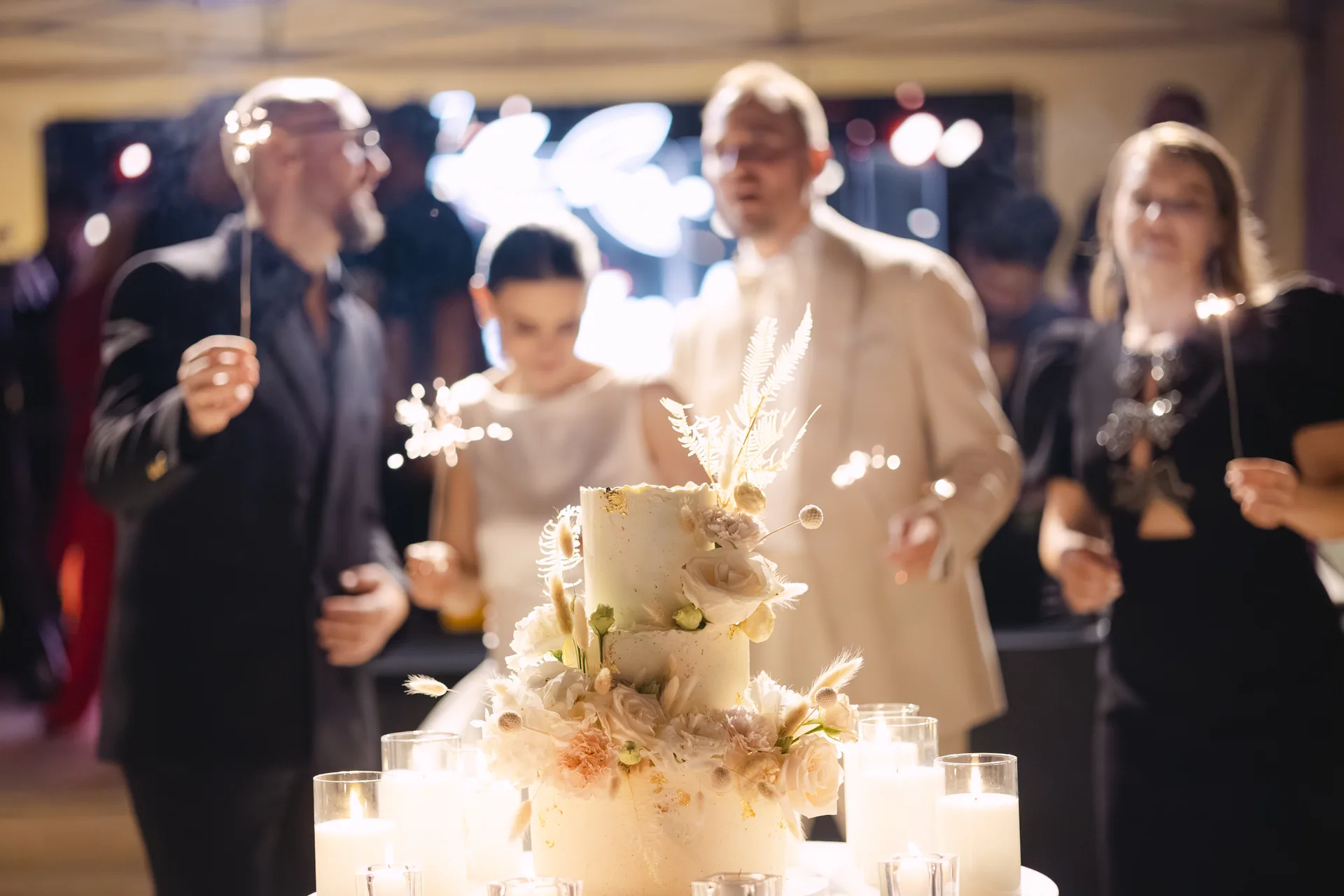 Andra & Mihai — tort scantei detaliu close — fotograf nuntă