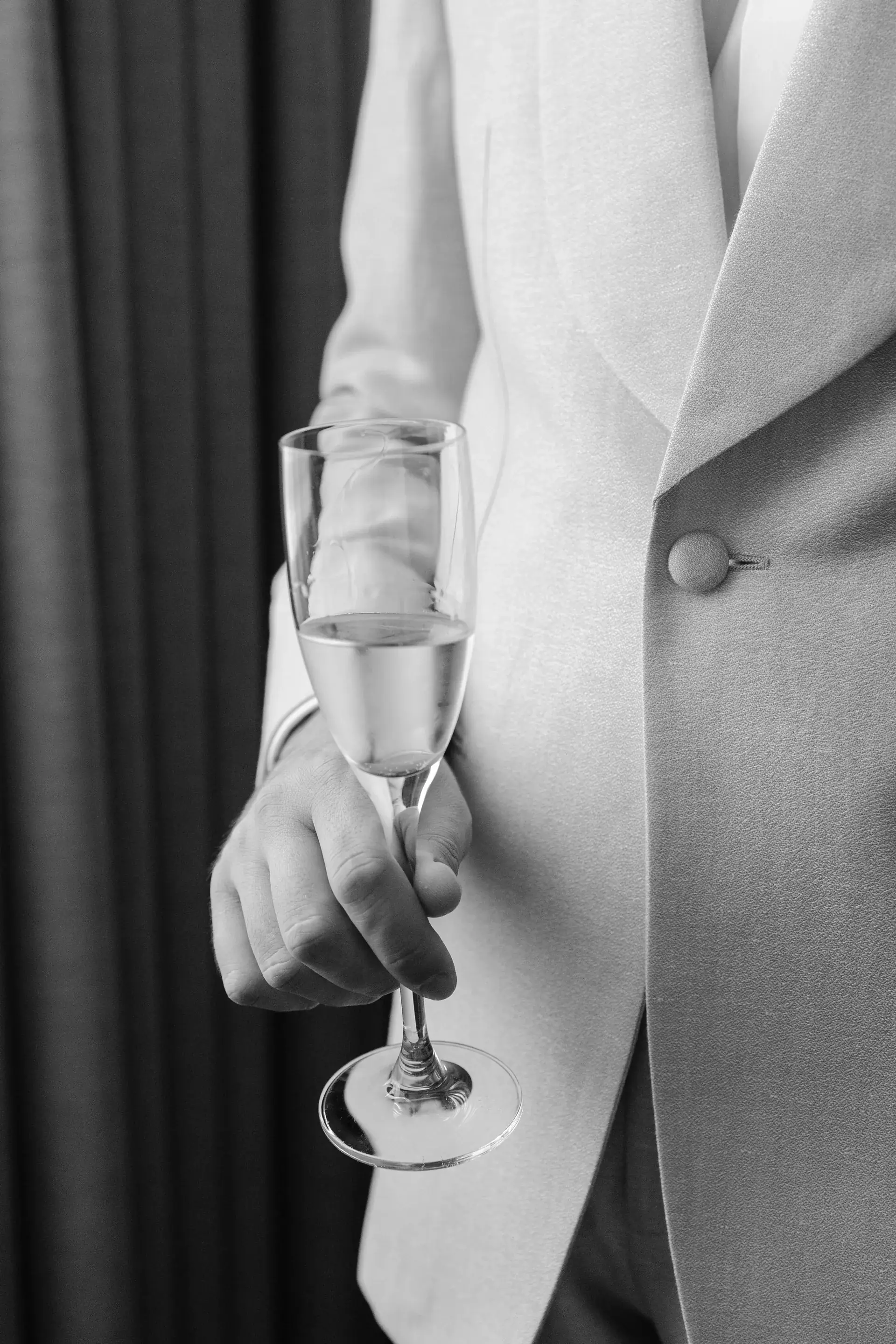 Andra & Mihai — mire pahar pregatire editorial bw — fotograf nuntă
