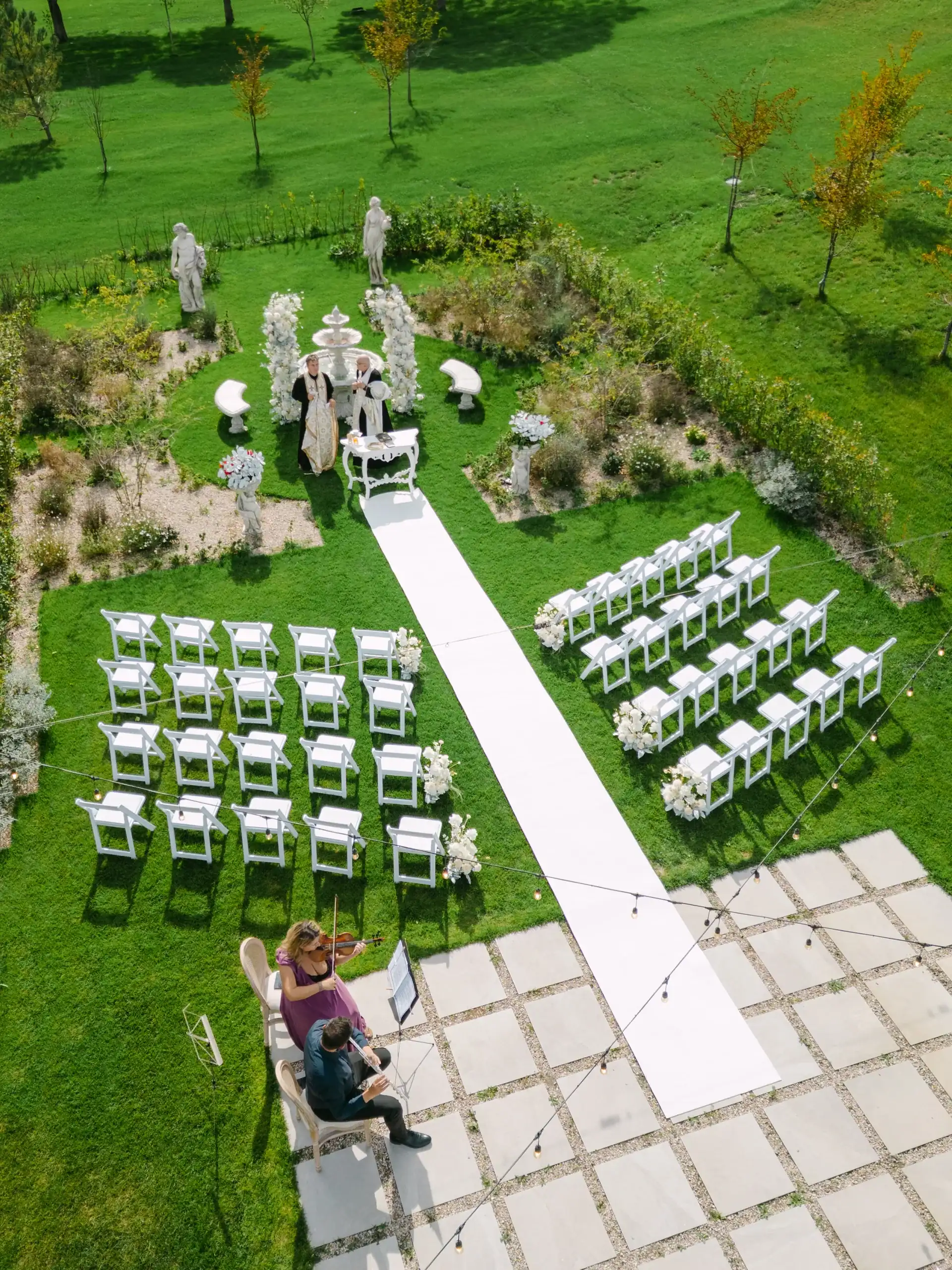Andra & Mihai — ceremonia aerial wide invitati — fotograf nuntă