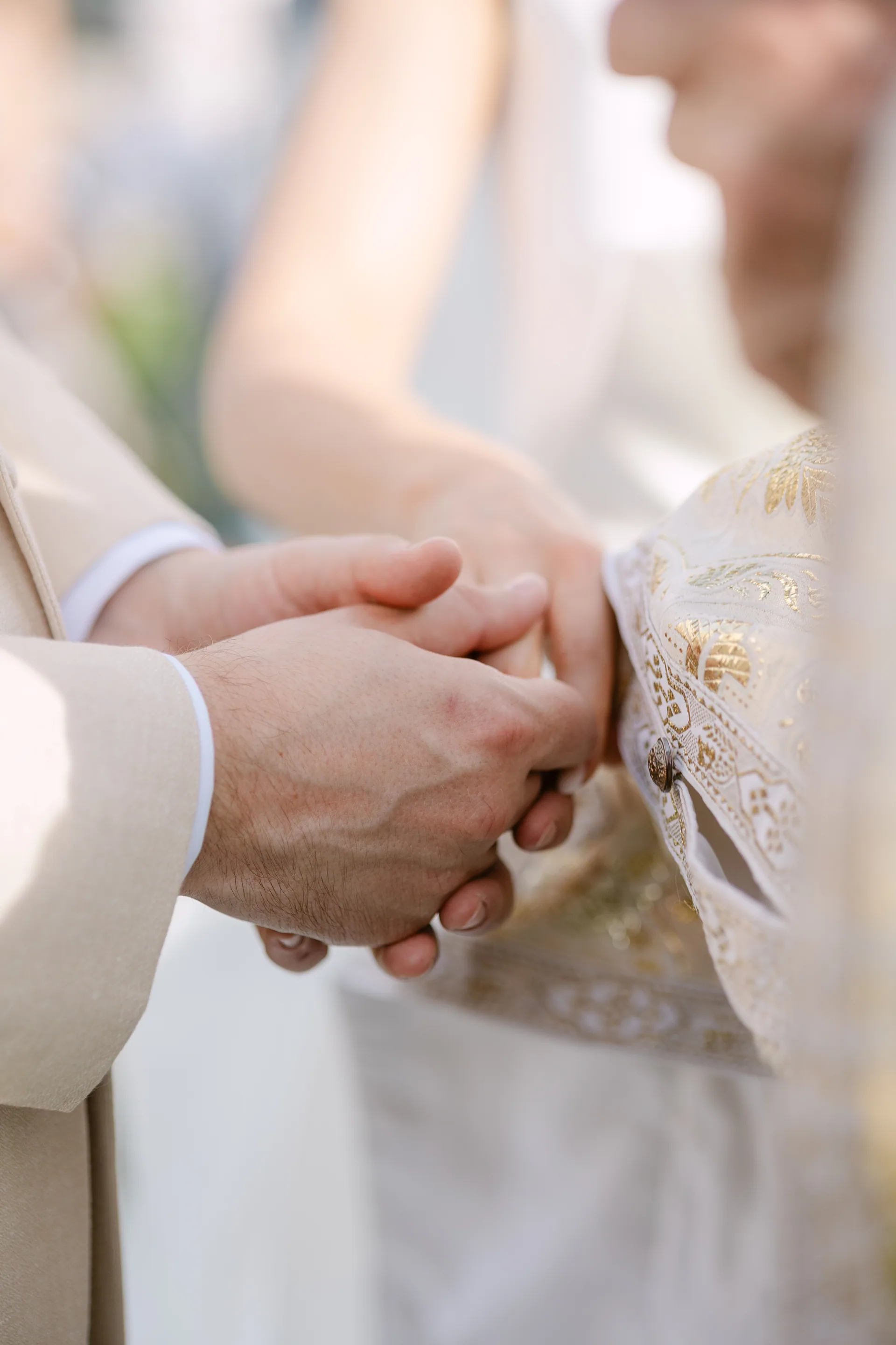 Andra & Mihai — verighete schimb detaliu close — fotograf nuntă