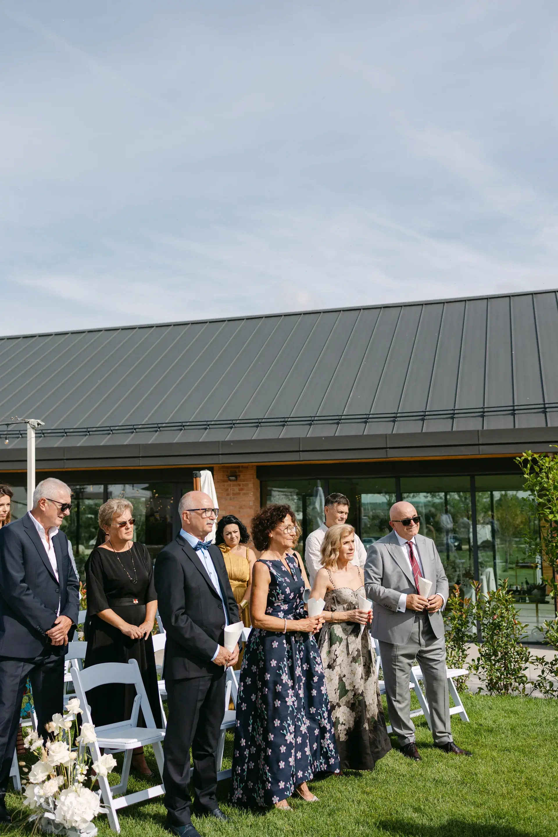 Andra & Mihai — petale aruncate wide ceremonie — fotograf nuntă