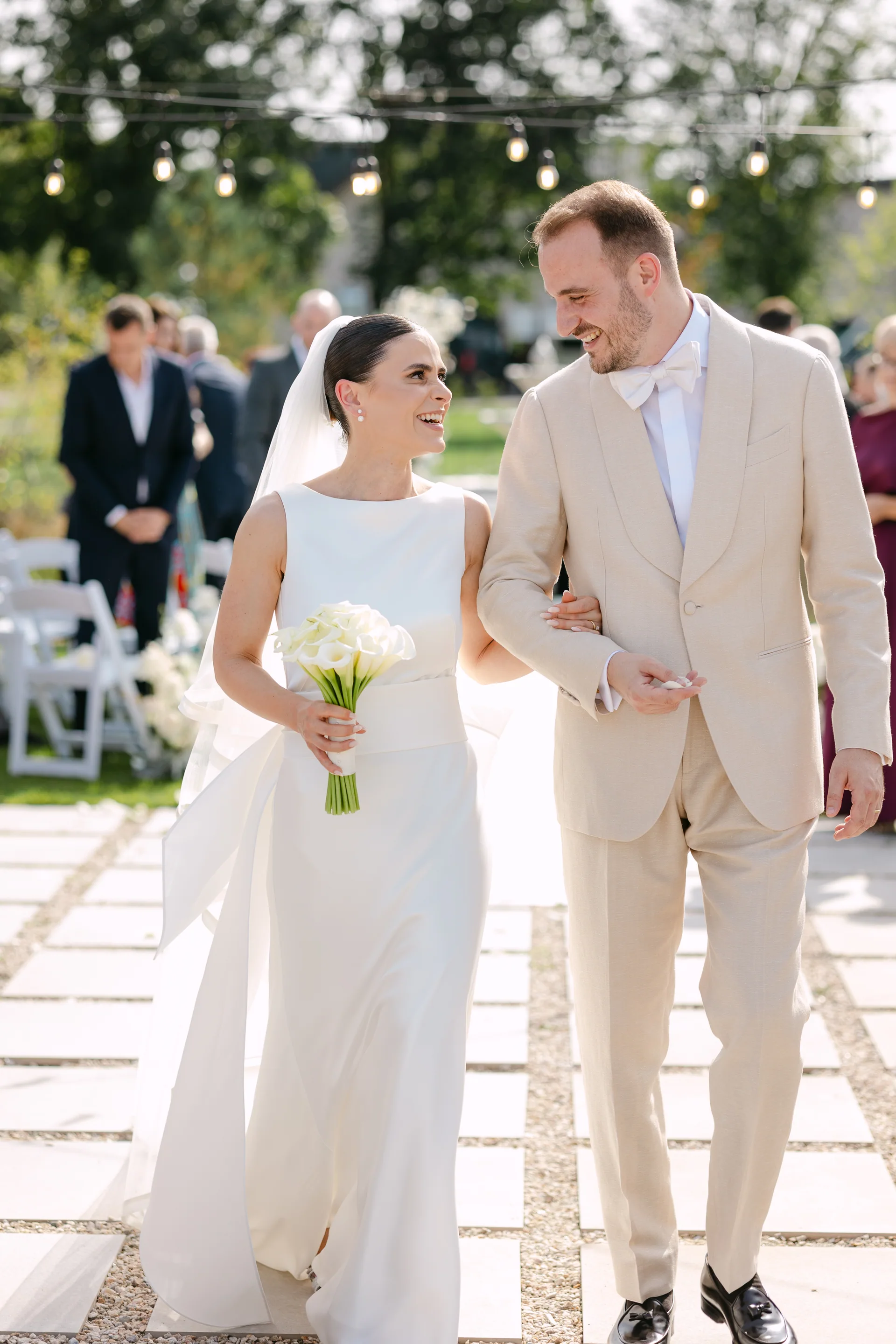 Andra & Mihai — miri iesire ceremonie candid close — fotograf nuntă