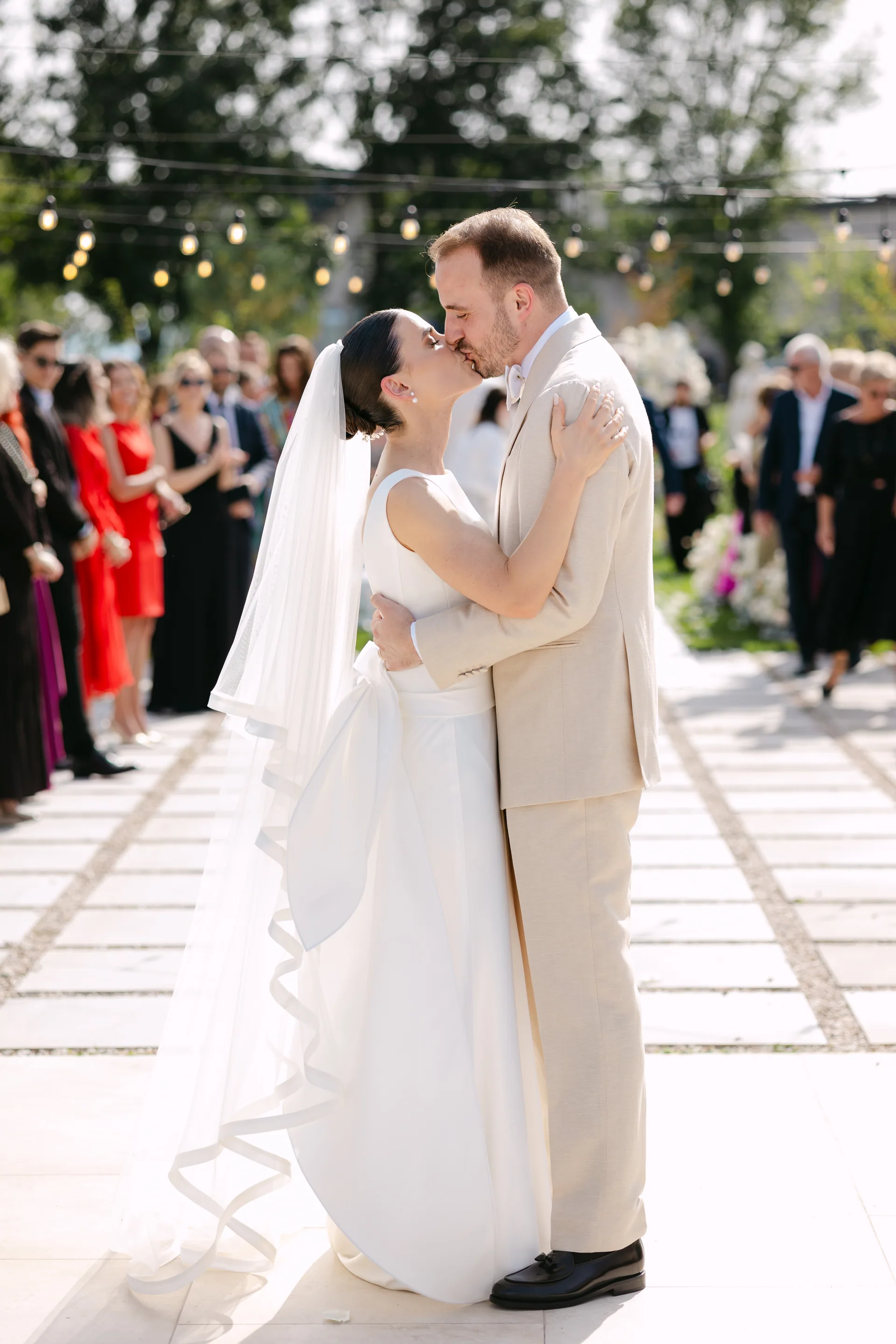 Andra & Mihai — cuplu imbratisare dupa juraminte — fotograf nuntă