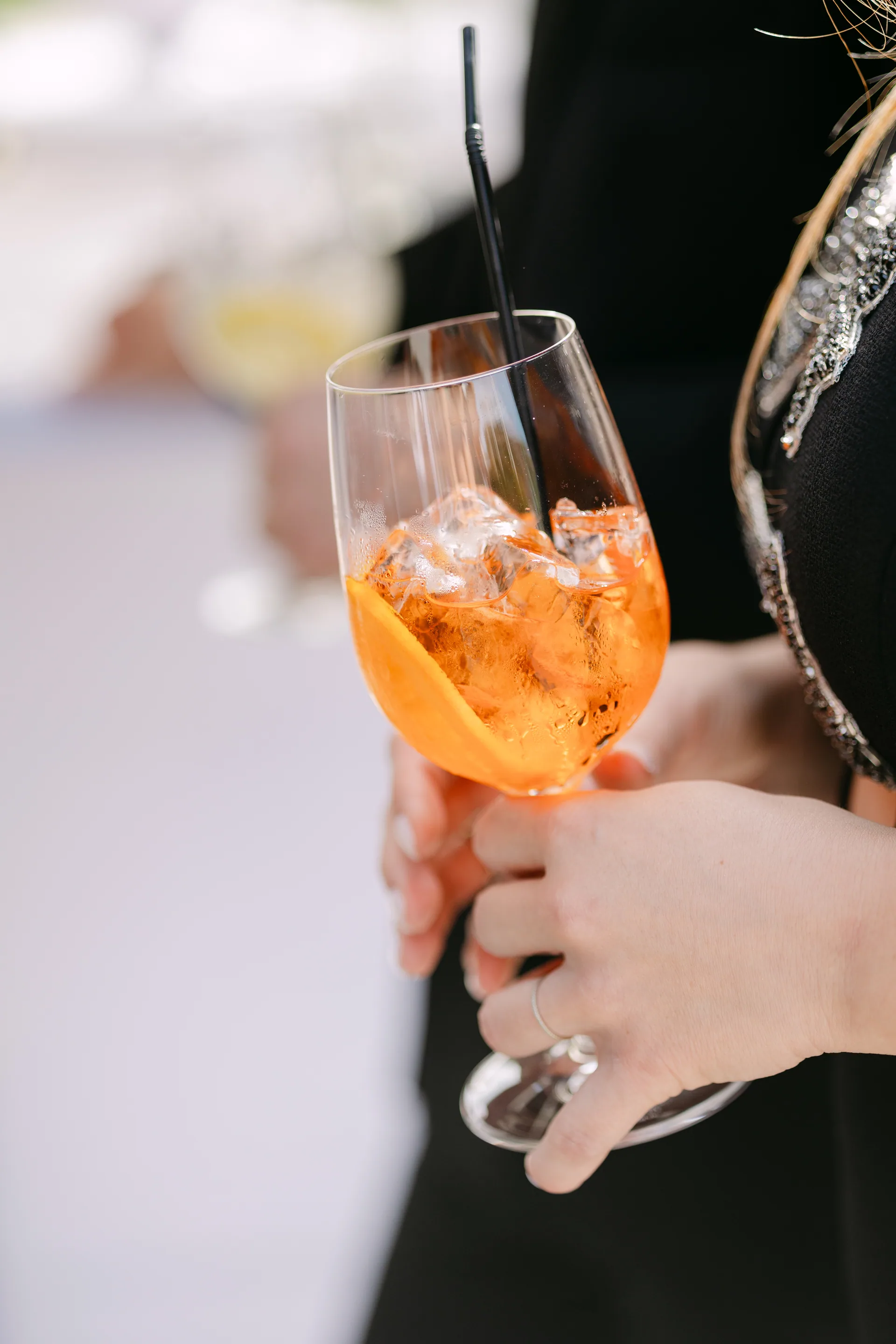 Andra & Mihai — cocktail pahar detaliu trecere — fotograf nuntă