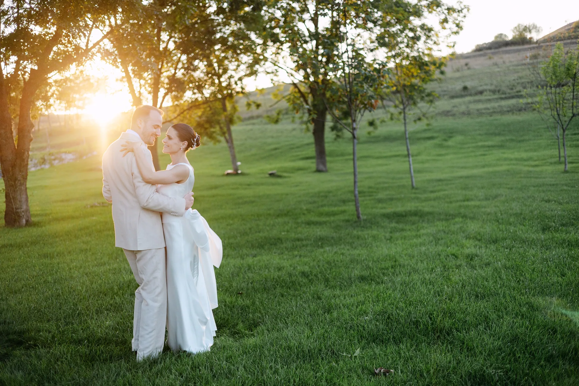 Andra & Mihai — cuplu sunflare golden hour wide — fotograf nuntă