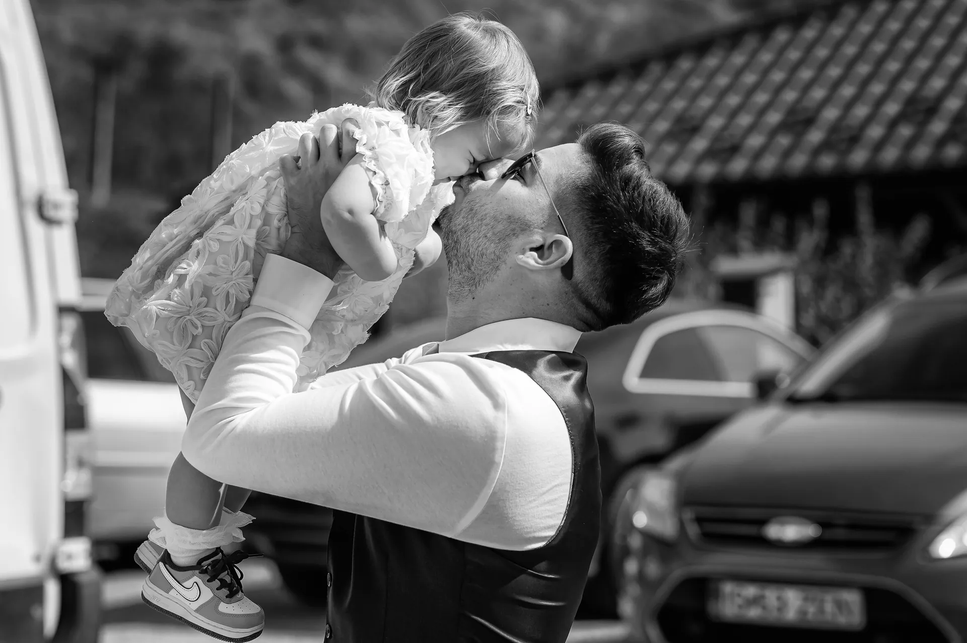 Andreea & Andrei — nunta crama la salina turda mire fiica sarut bw — fotograf nuntă