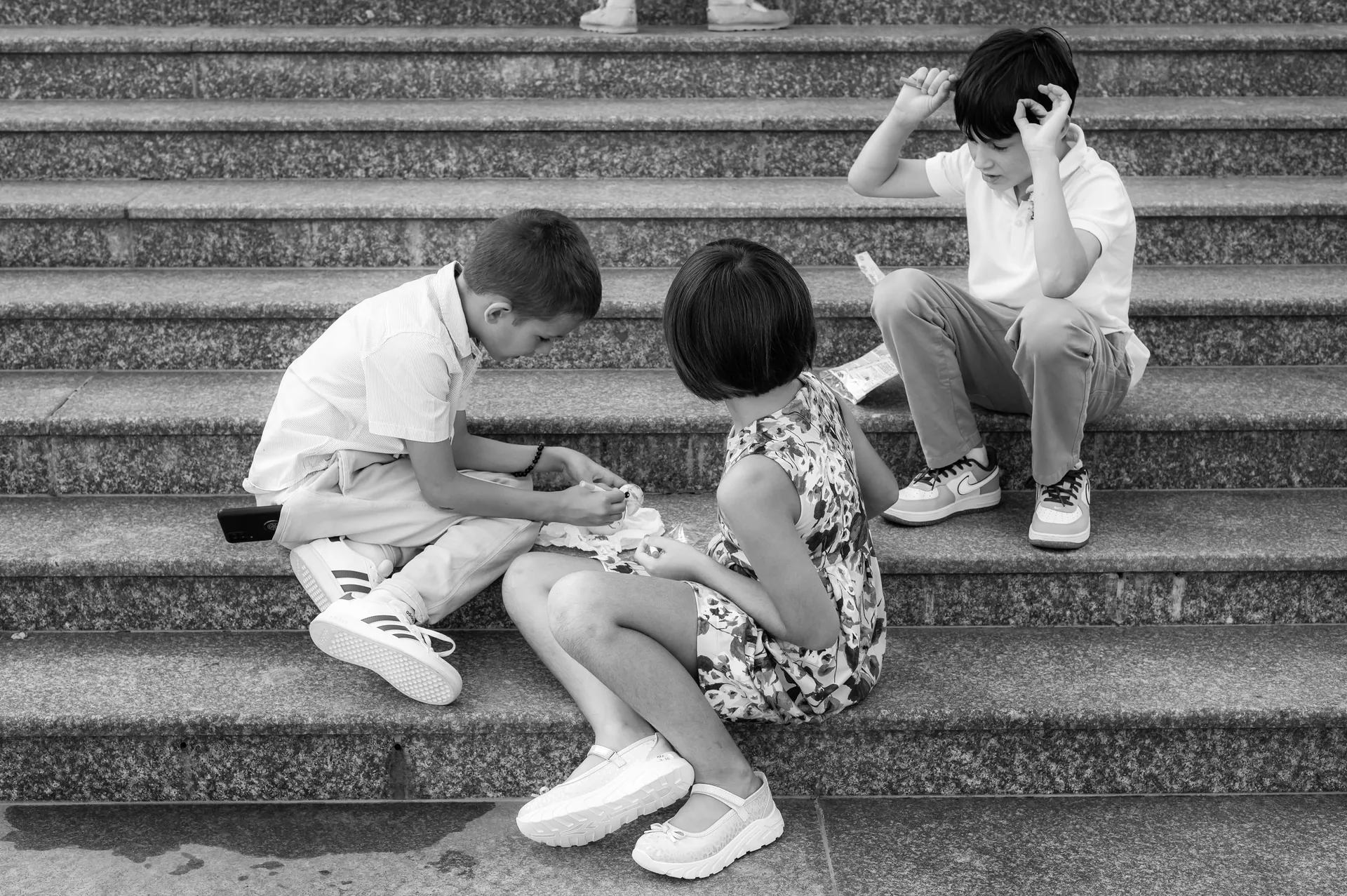 Andreea & Andrei — nunta crama la salina turda copii scari biserica bw — fotograf nuntă