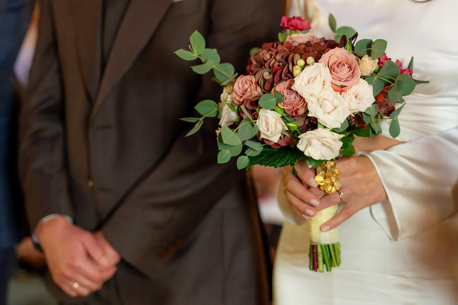 Andreea & Andrei — nunta crama la salina turda buchet bratul mirelui detaliu — fotograf nuntă