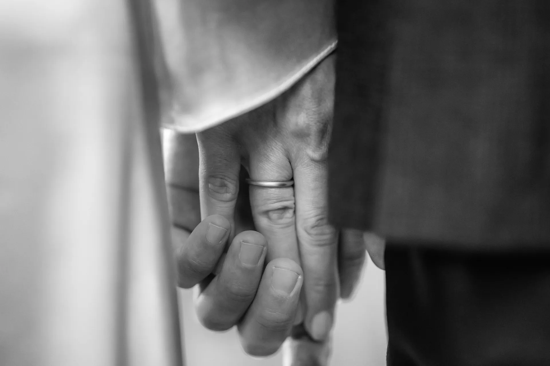 Andreea & Andrei — nunta crama la salina turda maini verigheta detaliu — fotograf nuntă