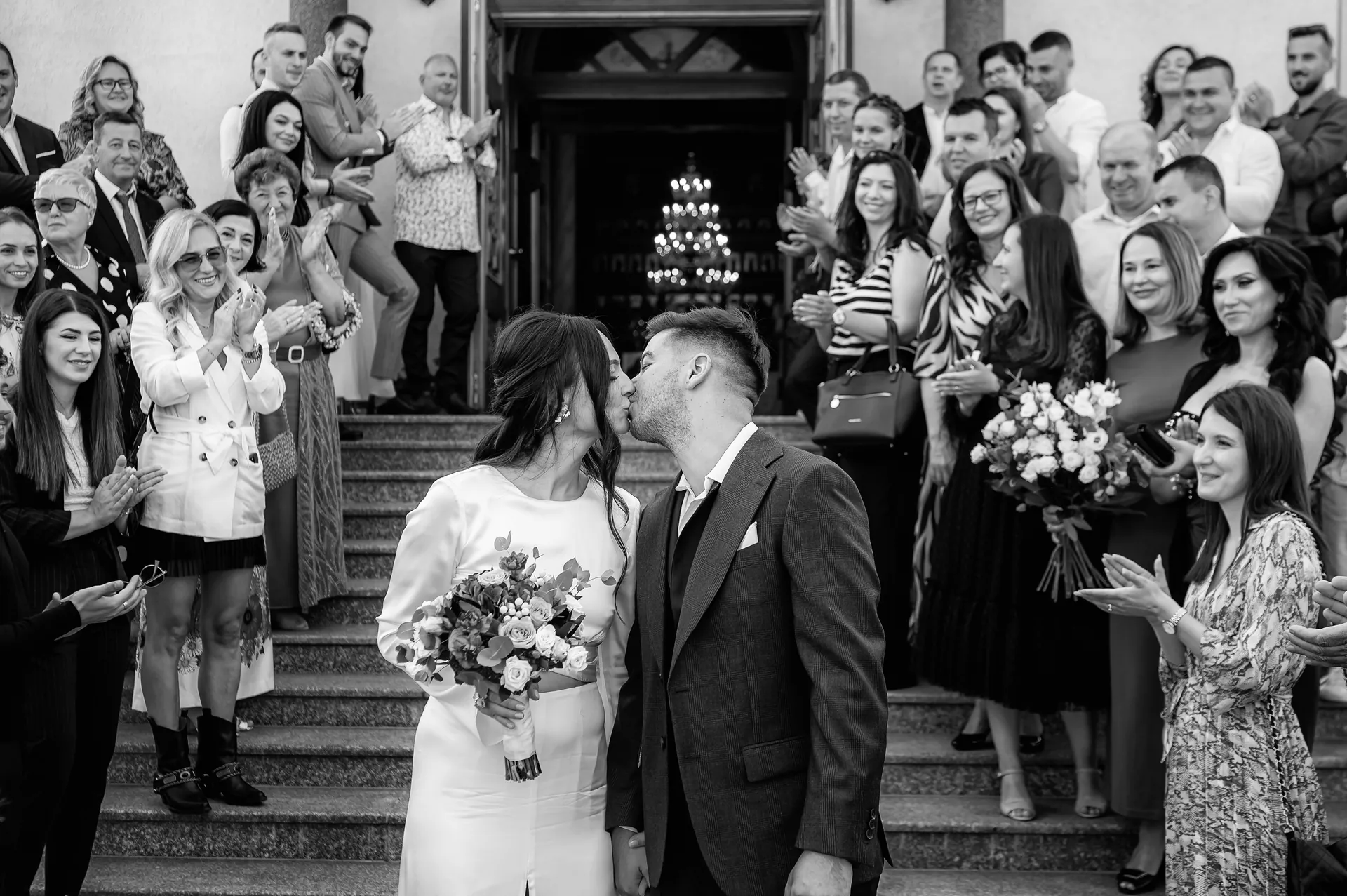 Andreea & Andrei — nunta crama la salina turda miri sarut scari biserica — fotograf nuntă