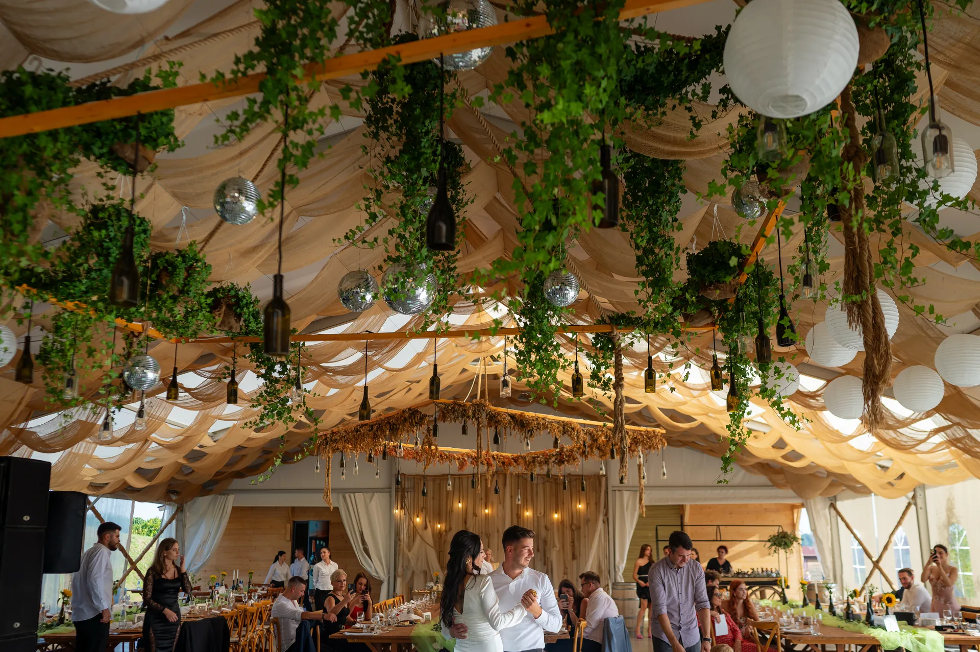Andreea & Andrei — nunta crama la salina turda cort disco primul dans — fotograf nuntă