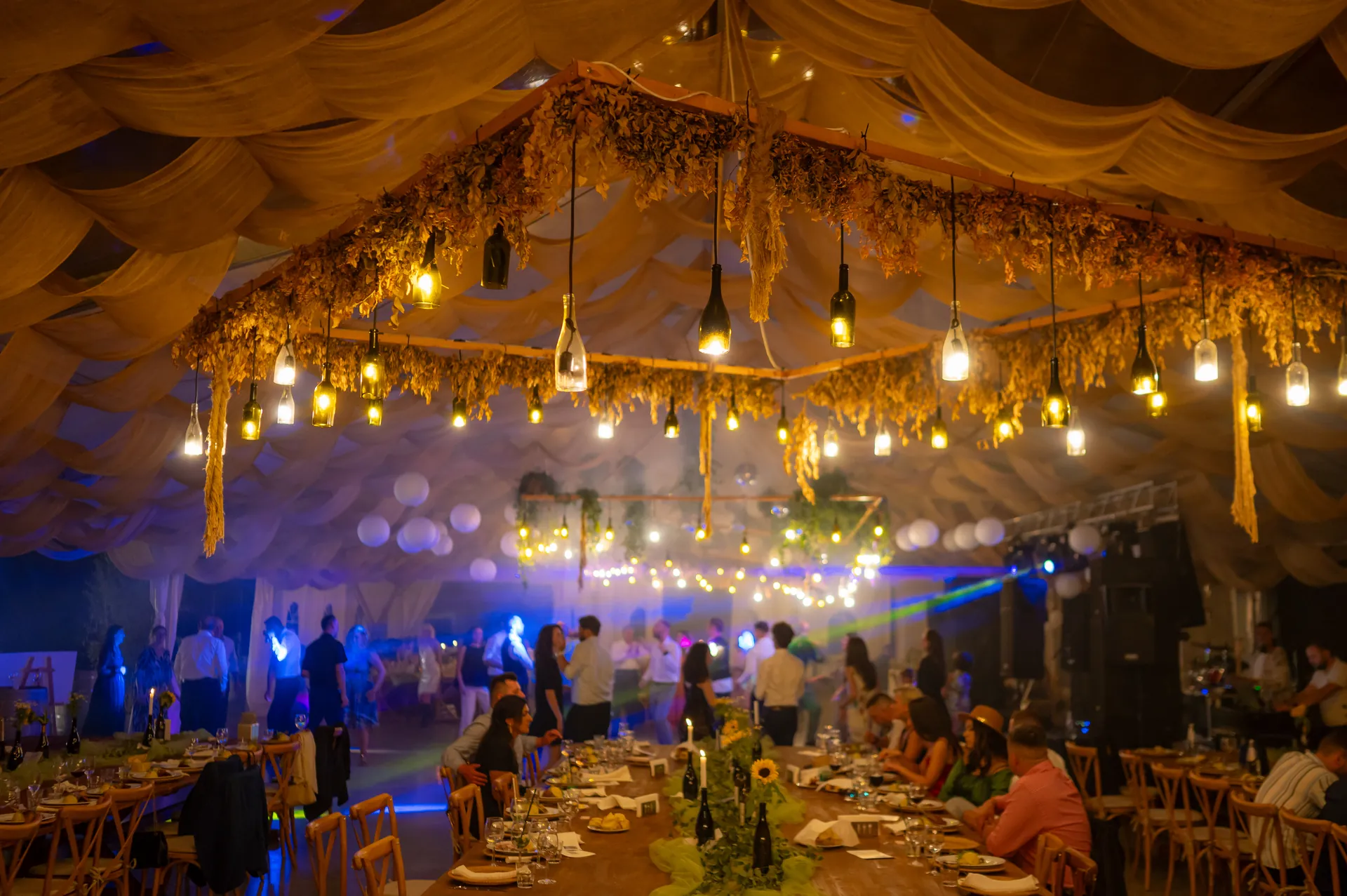 Andreea & Andrei — nunta crama la salina turda cort candelabru flori uscate — fotograf nuntă