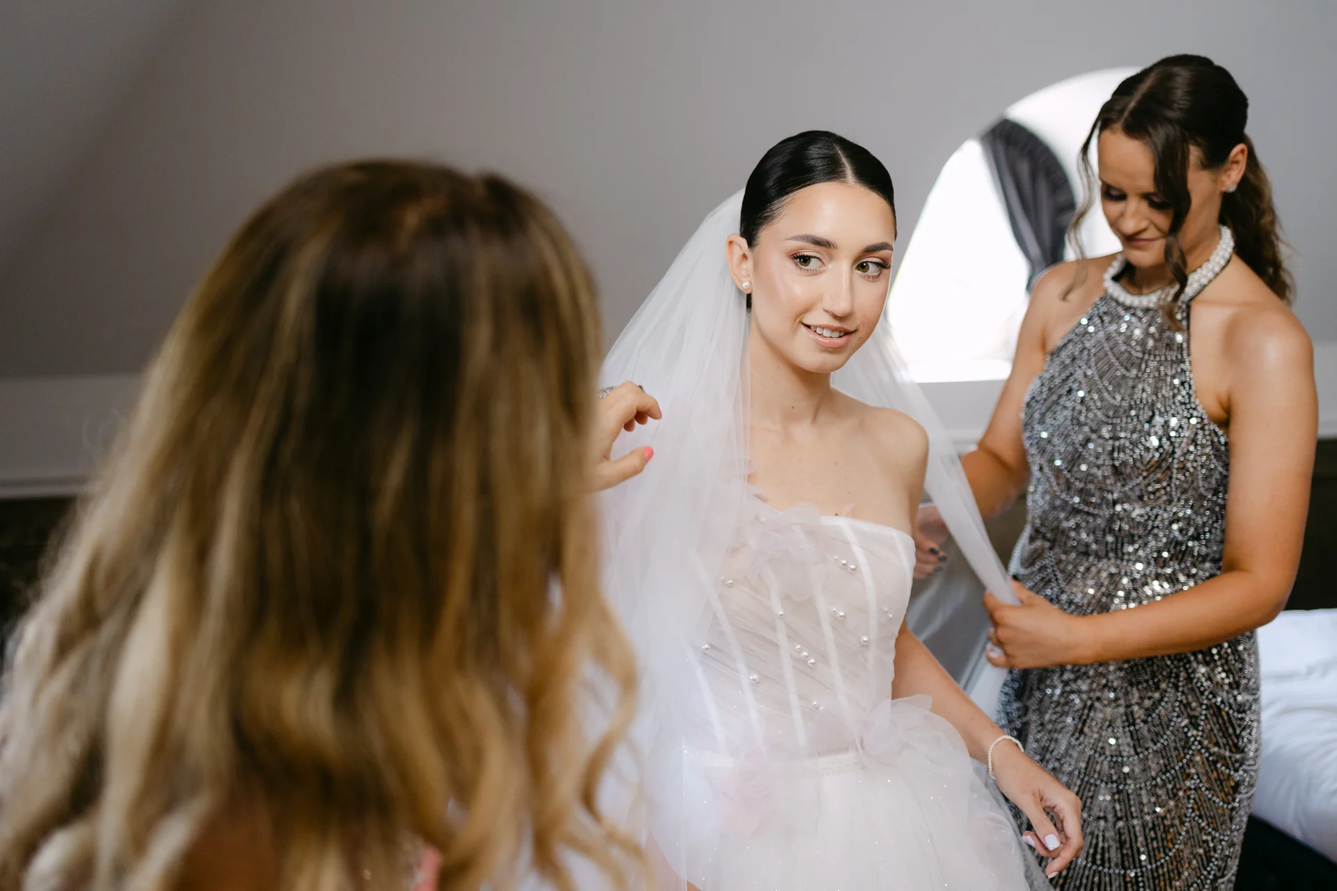 Andreea & Ștefan — nunta andreea stefan cluj mireasa domnisoare onoare ajustare rochie candid — fotograf nuntă