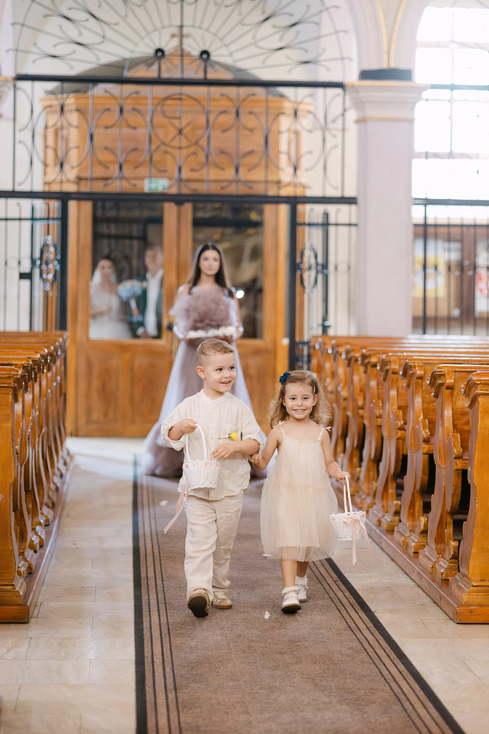 Andreea & Ștefan — nunta andreea stefan cluj copii flori culoar biserica mireasa voal fundal — fotograf nuntă