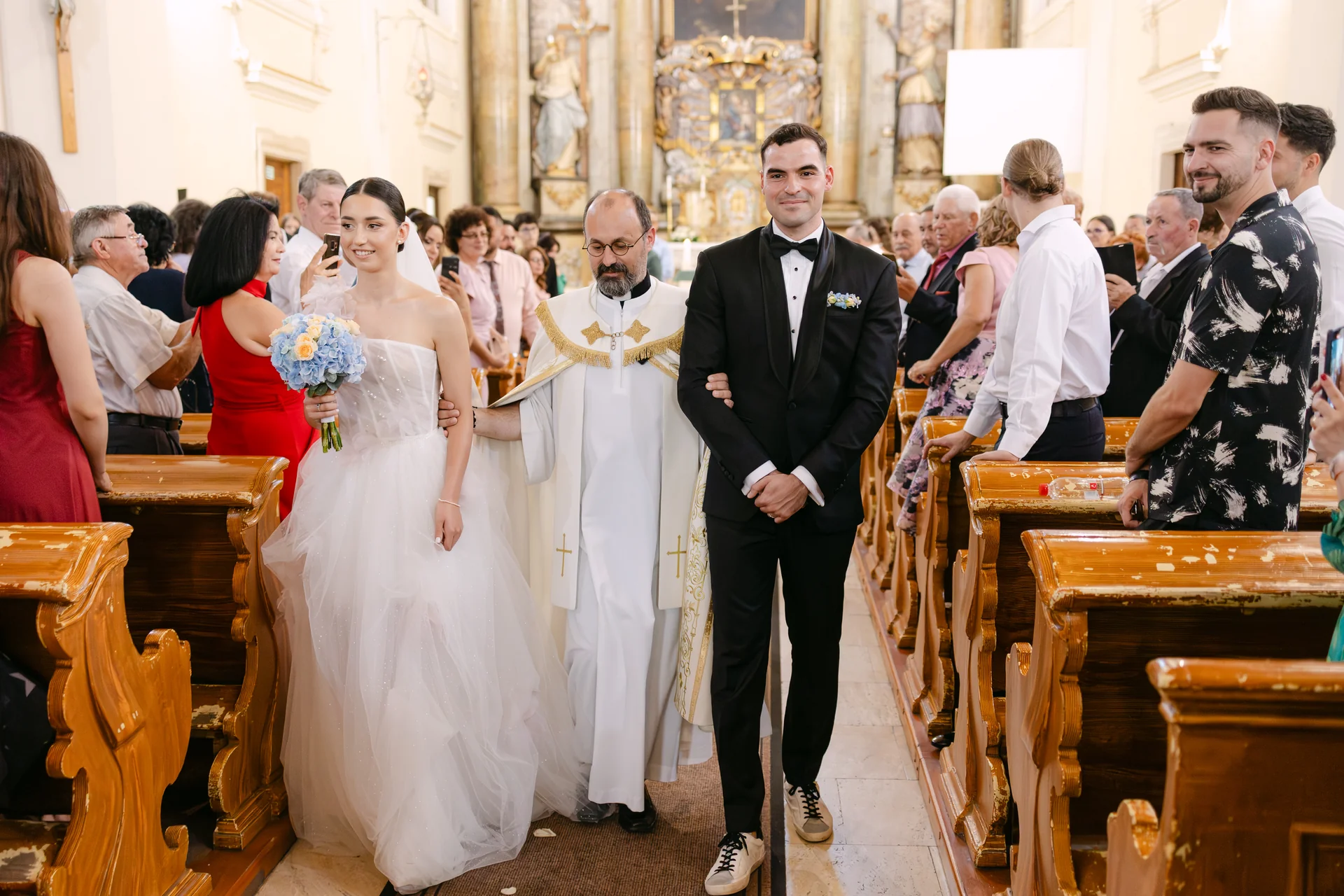 Andreea & Ștefan — nunta andreea stefan cluj iesire biserica petale felicitari bucurie — fotograf nuntă