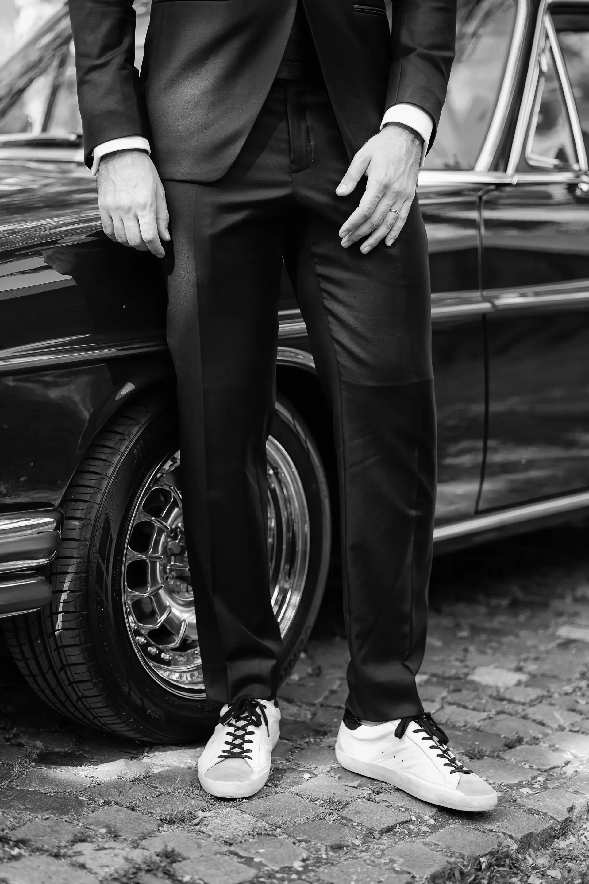 Andreea & Ștefan — nunta andreea stefan cluj mire detaliu sneakers costum masina vintage bw editorial — fotograf nuntă