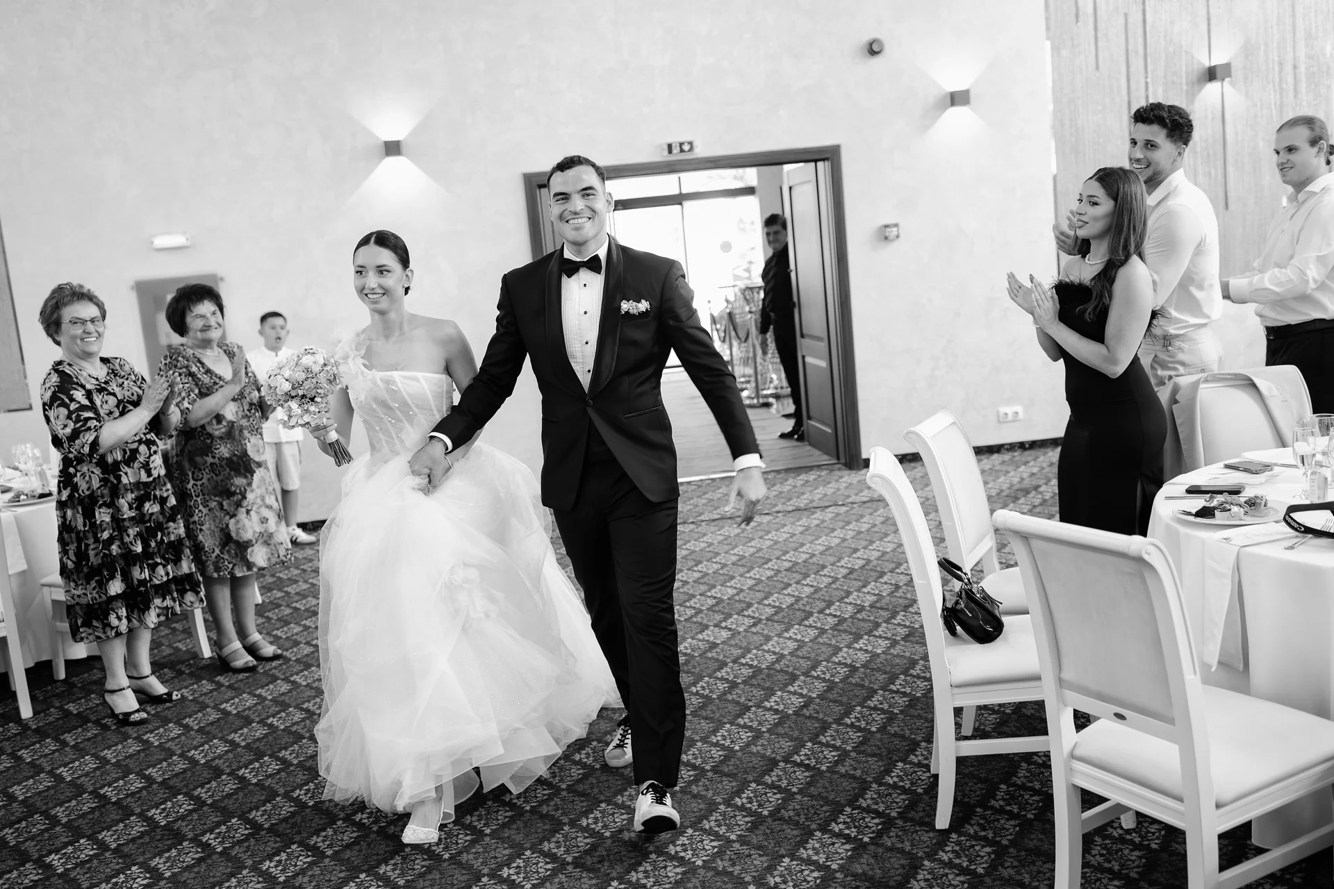 Andreea & Ștefan — nunta andreea stefan cluj miri intrare sala aplauze emotie bw — fotograf nuntă