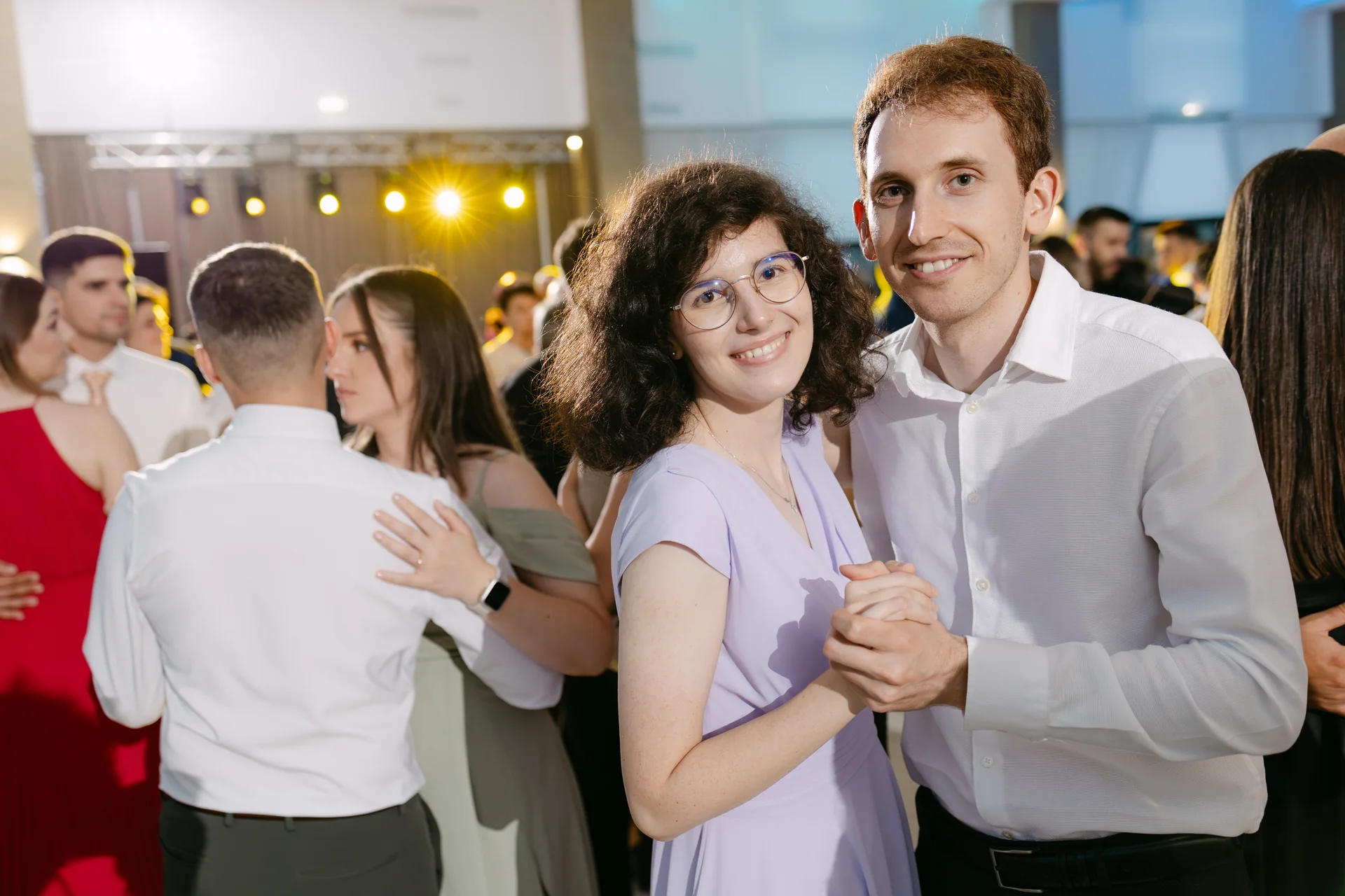 Andreea & Ștefan — nunta andreea stefan cluj prieteni mire umeri sus bucurie energie petrecere — fotograf nuntă