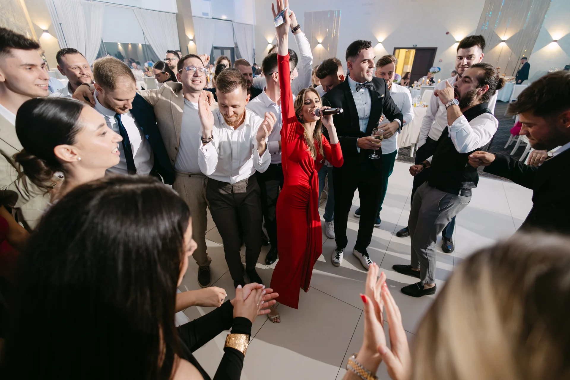 Andreea & Ștefan — nunta andreea stefan cluj miri scantei sparklers noapte moment atmosfera — fotograf nuntă