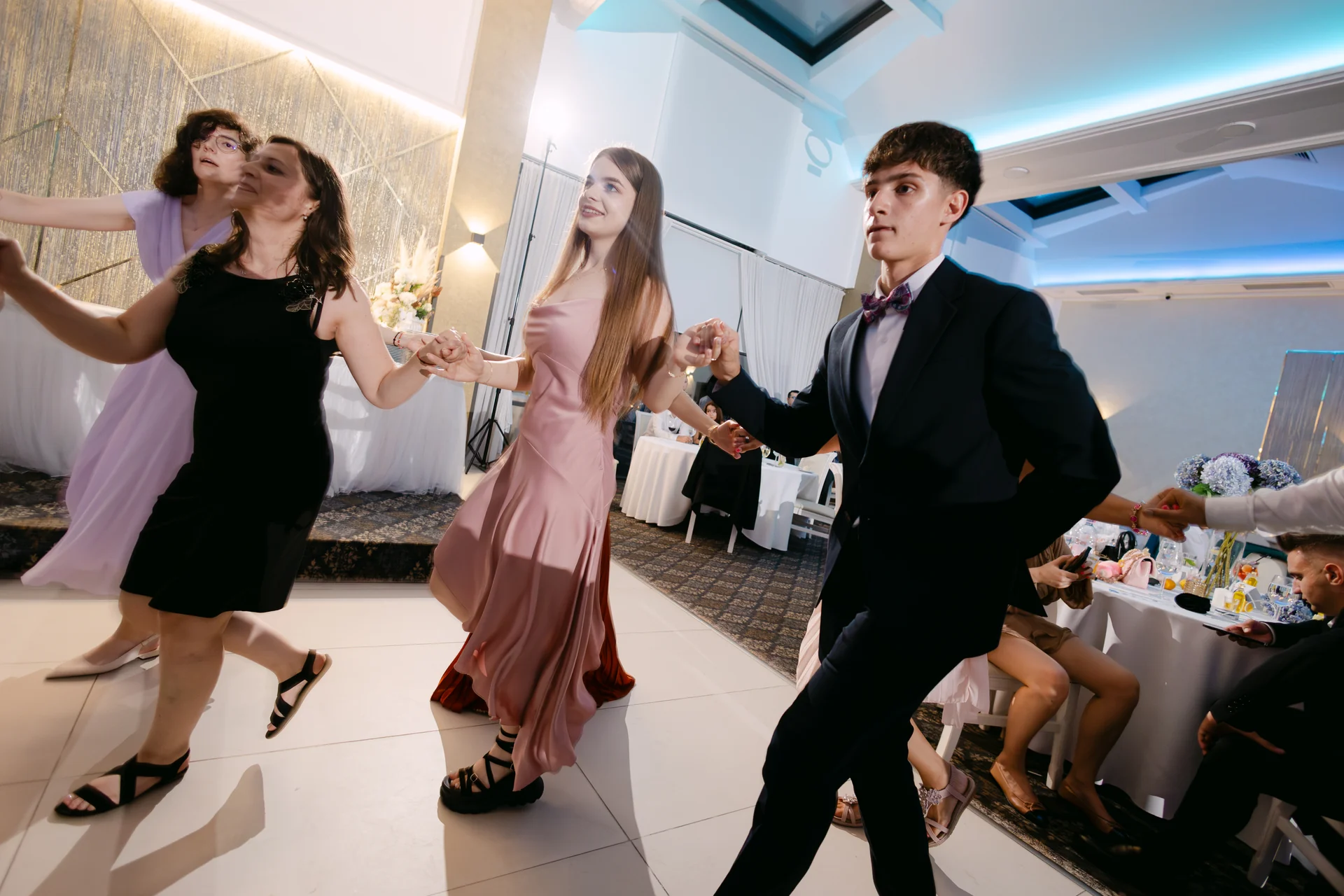Andreea & Ștefan — nunta andreea stefan cluj miri final imbratisare noapte lumini intim — fotograf nuntă