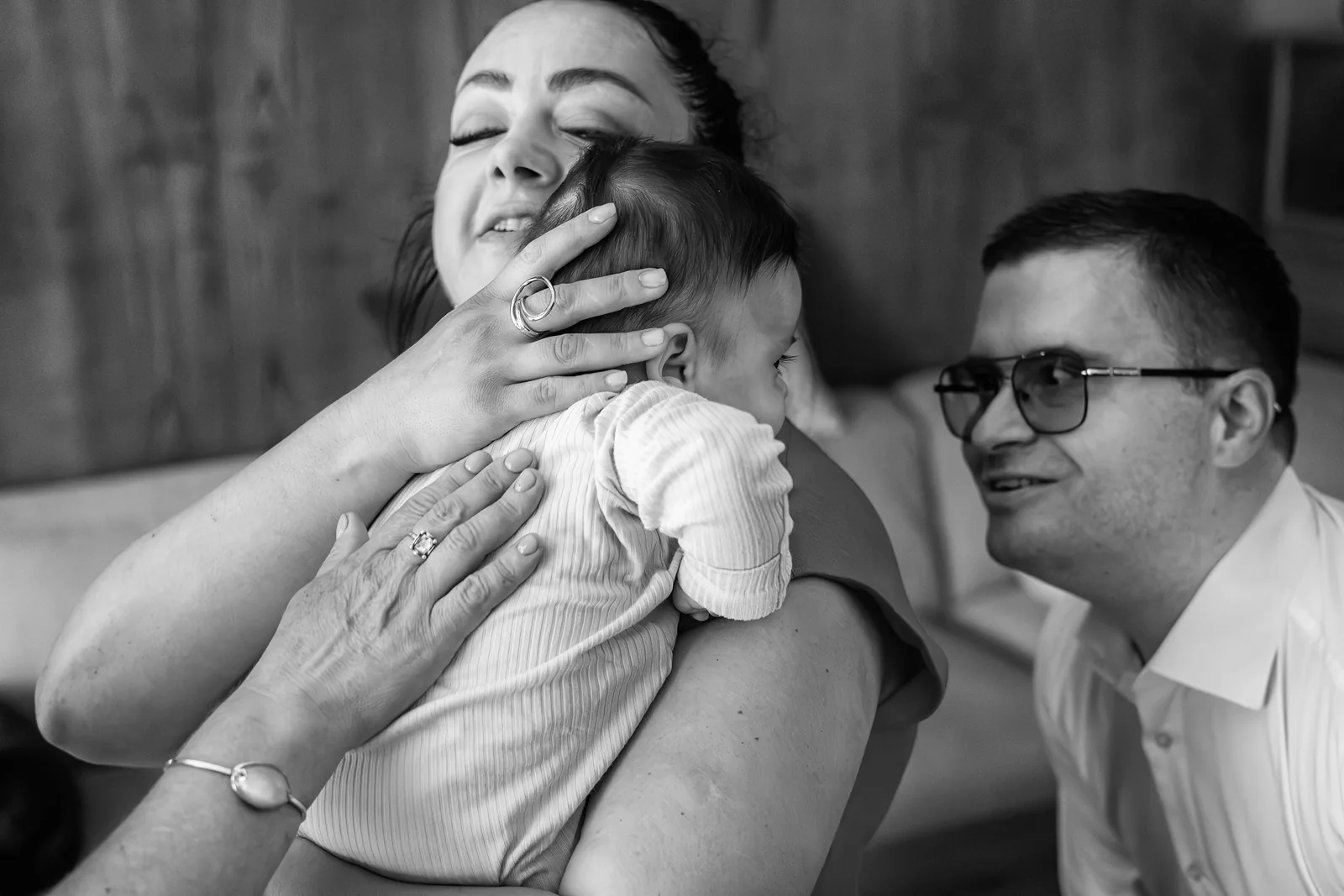 Botezul lui Andrei — botez da pino cluj bw parinti saruta bebelus — fotograf botez