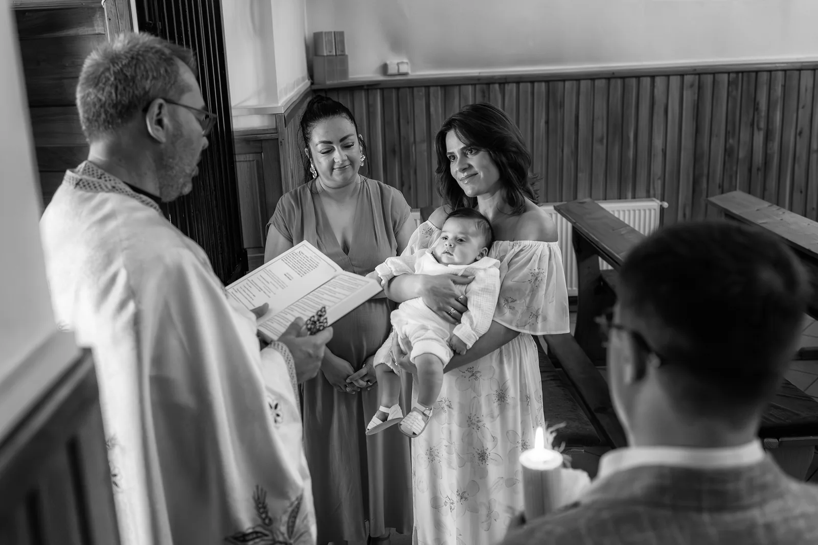 Botezul lui Andrei — botez da pino cluj bw preot citeste familie lumanare — fotograf botez