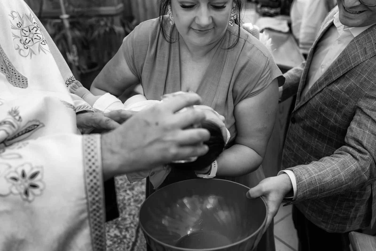 Botezul lui Andrei — botez da pino cluj bw maini preot foarfeca suvita — fotograf botez
