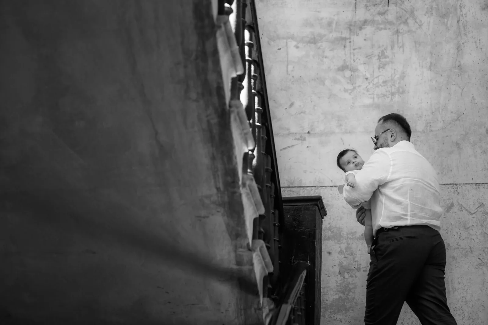 Botezul lui Andrei — botez da pino cluj bw mama bebelus fotoliu louis xv editorial — fotograf botez