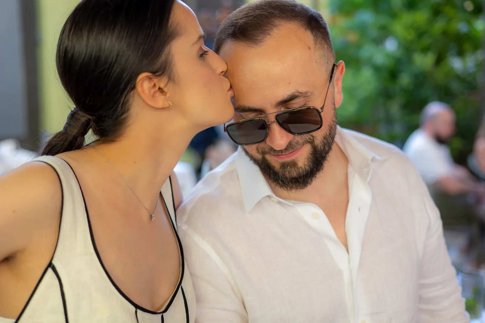 Botezul lui Andrei — botez da pino cluj bw mama saruta bebelus emotie pura — fotograf botez
