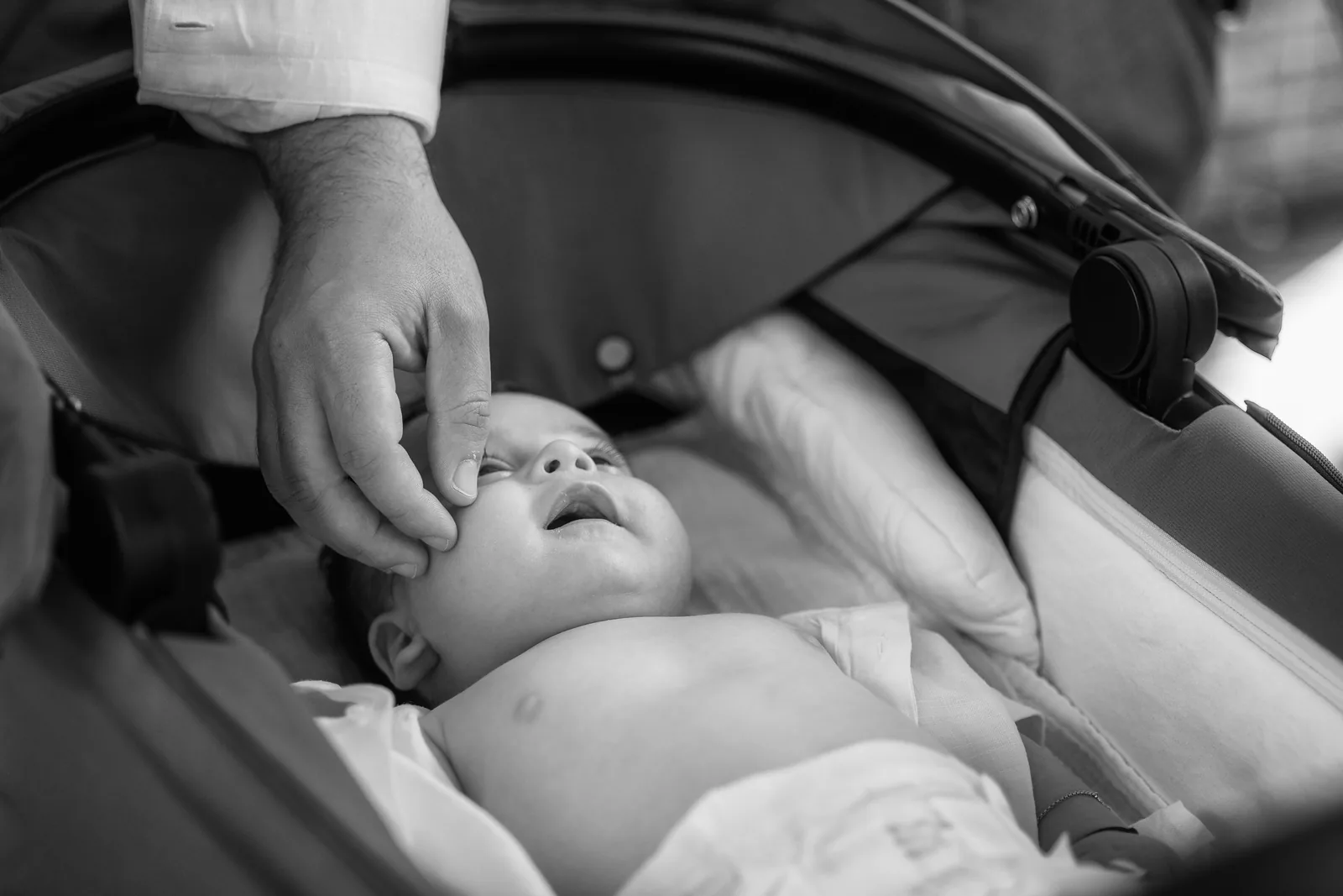 Botezul lui Andrei — botez da pino cluj bw tata saruta mama gradina da pino — fotograf botez