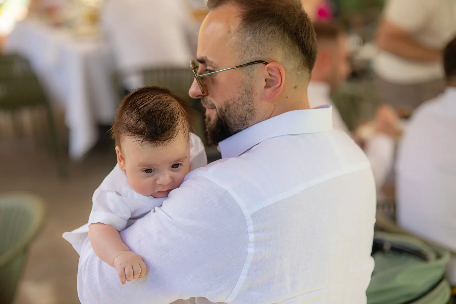 Botezul lui Andrei — botez da pino cluj bw bunic saruta bebelus trei generatii — fotograf botez