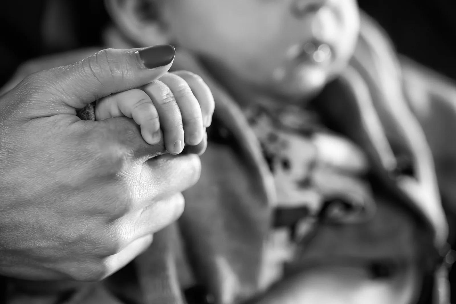 Botezul lui Andrei Noah — botez andrei noah radisson blu cluj bw macro mana copilului mama — fotograf botez