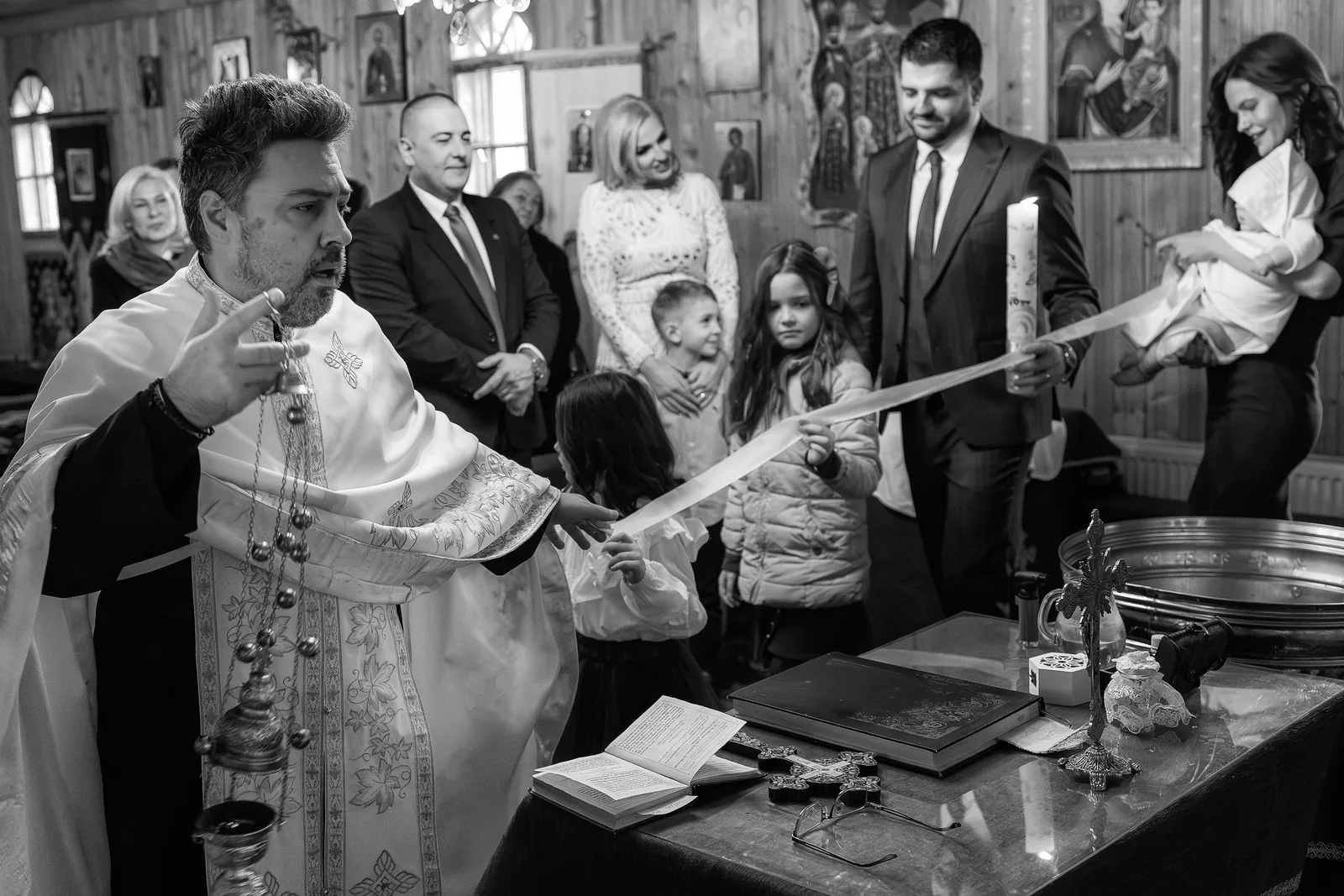 Botezul lui Andrei Noah — botez andrei noah radisson blu cluj bw preot cenza familia — fotograf botez