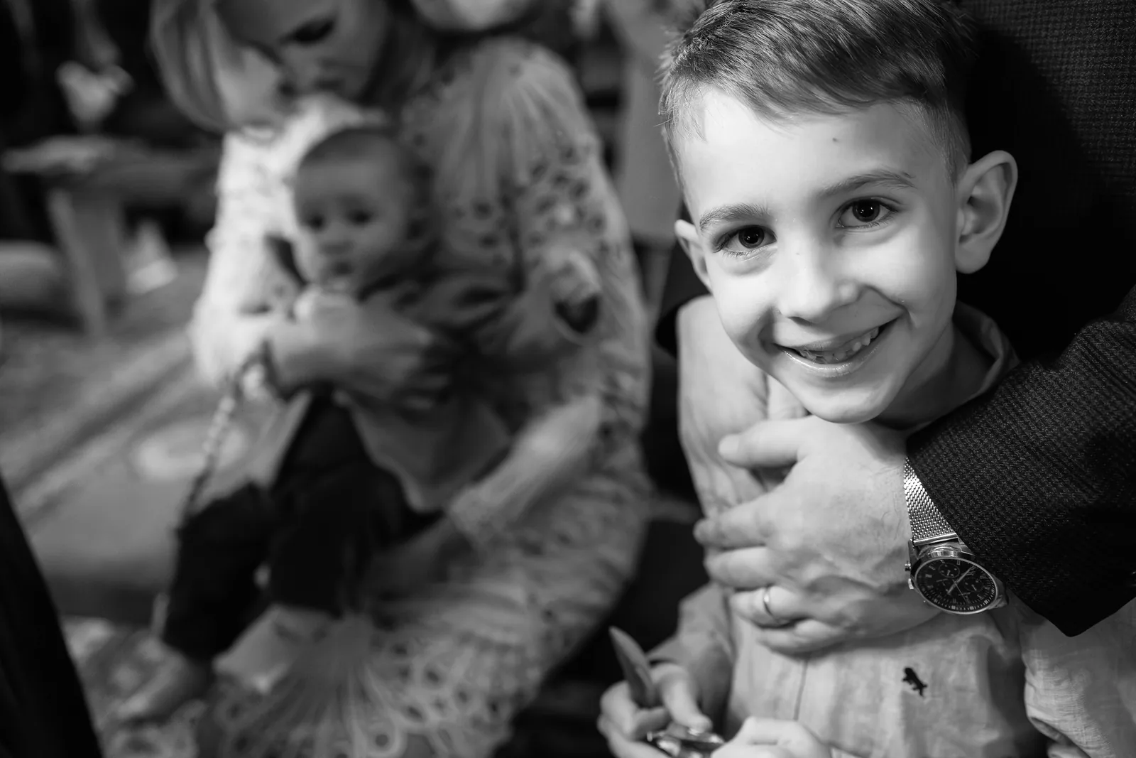 Botezul lui Andrei Noah — botez andrei noah radisson blu cluj bw verisor bebelus blur layered — fotograf botez