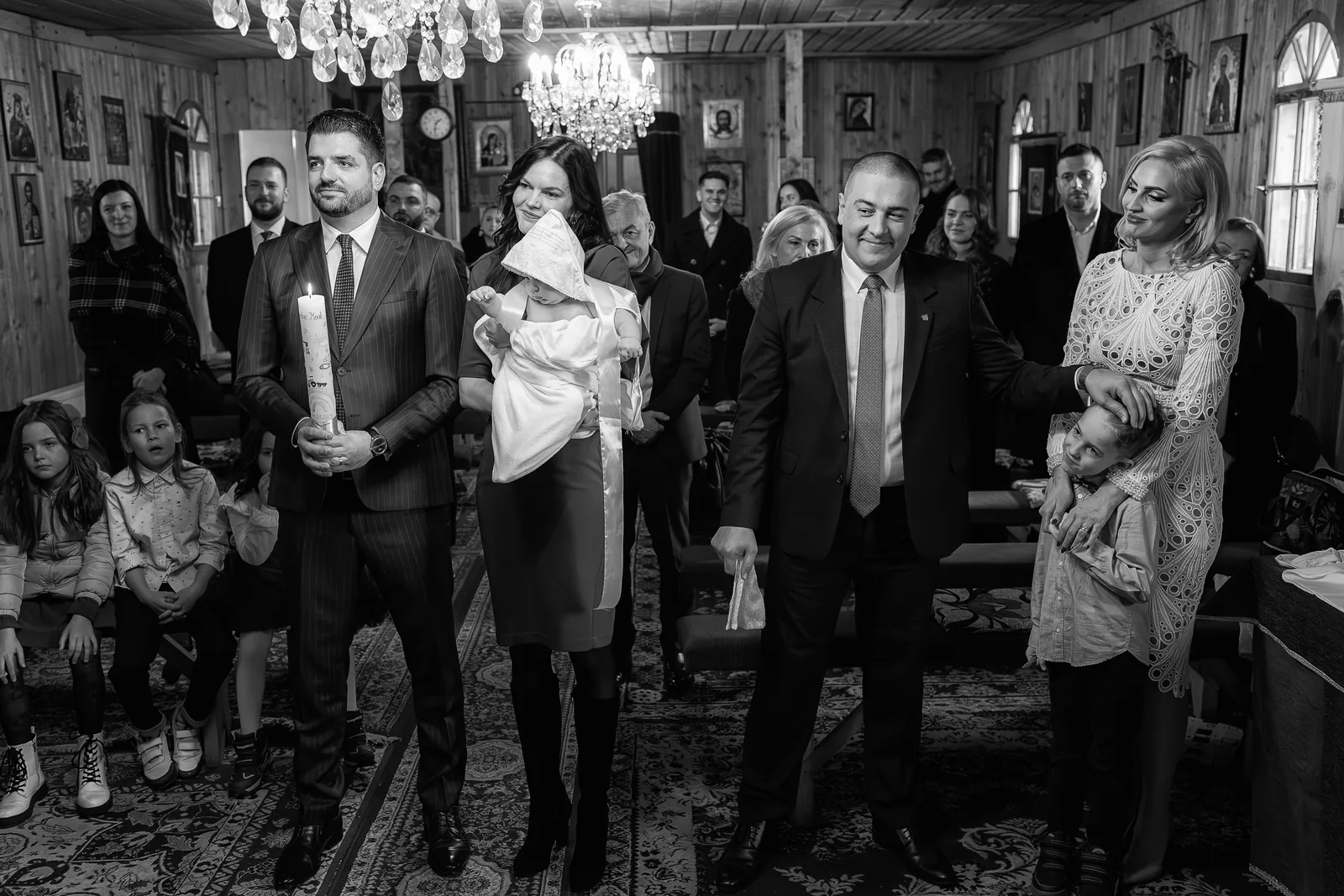 Botezul lui Andrei Noah — botez andrei noah radisson blu cluj procesiune iesire biserica lumanare — fotograf botez